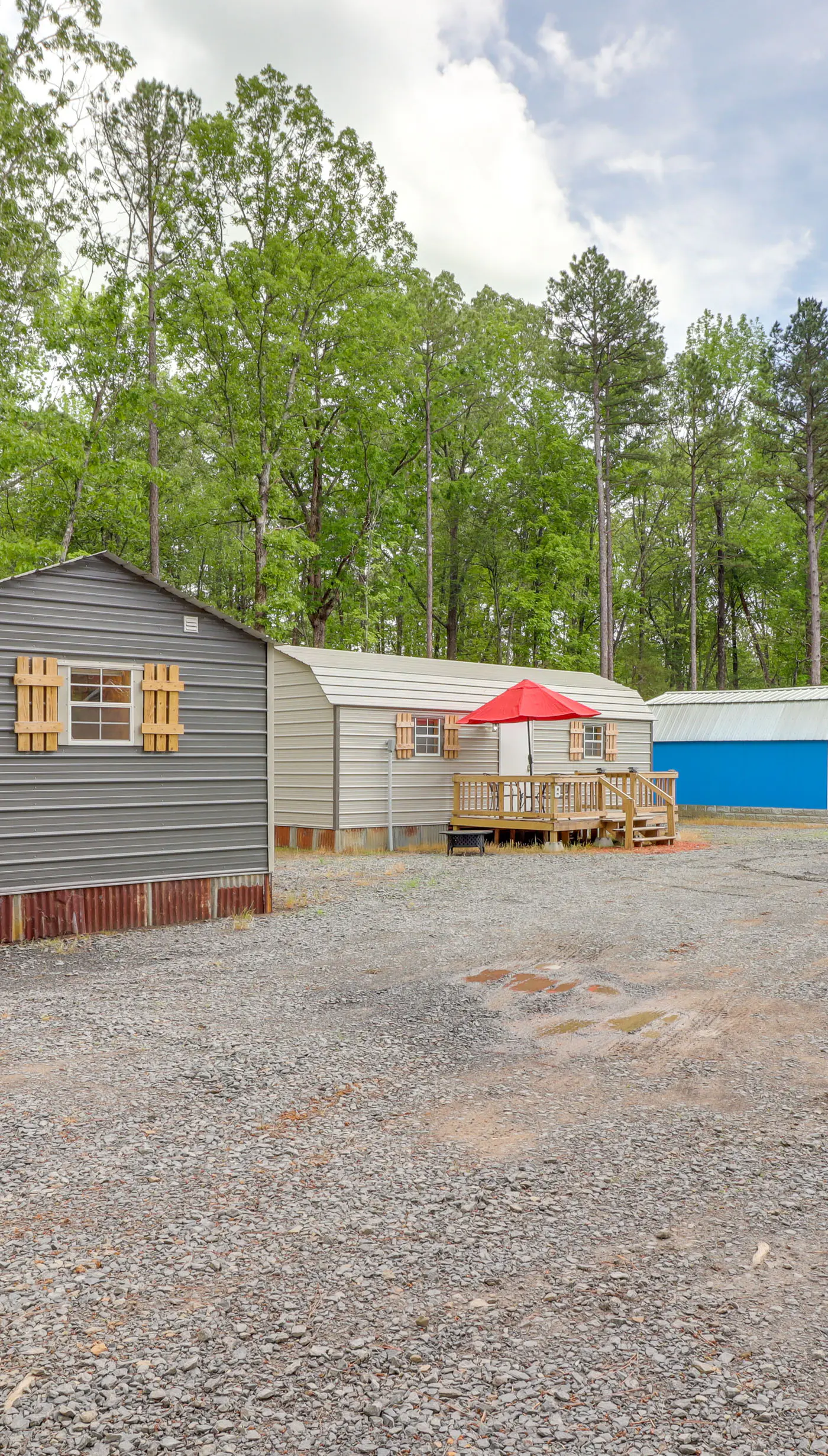 Higden Studio w/ Shared Patio, Yard Games, Grills!