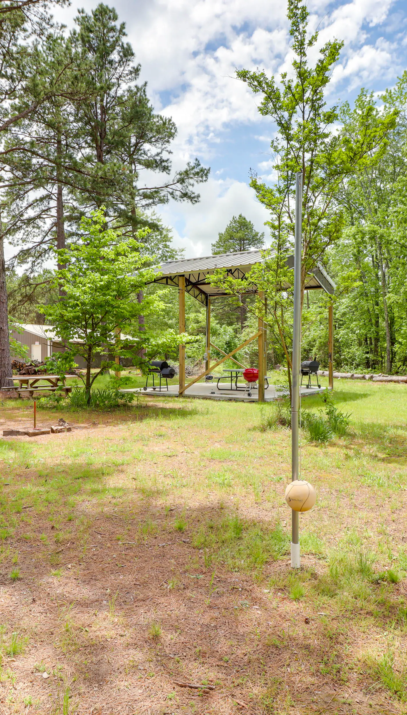 Higden Studio w/ Shared Patio, Yard Games, Grills!