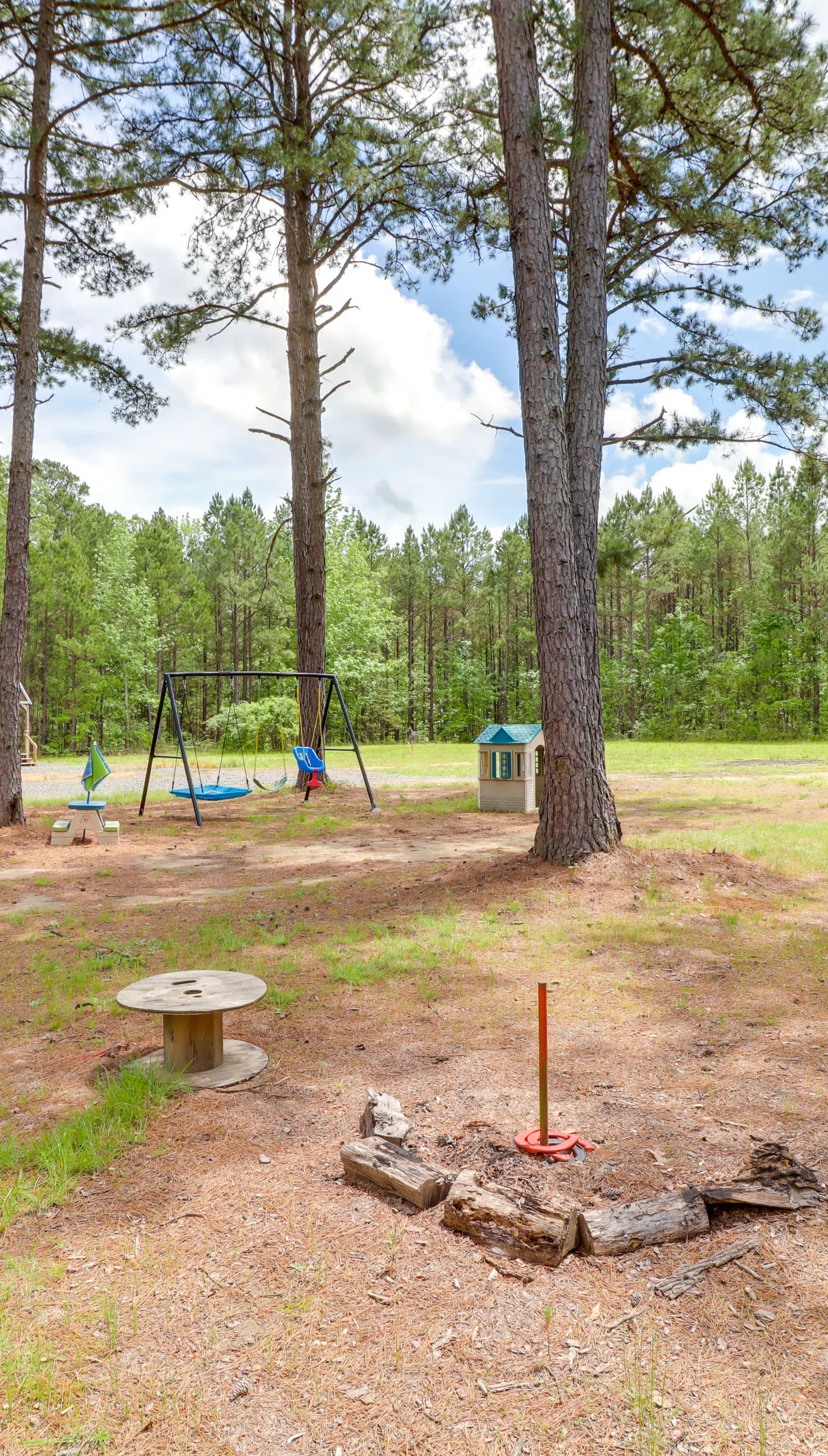 Higden Studio w/ Shared Patio, Yard Games, Grills!