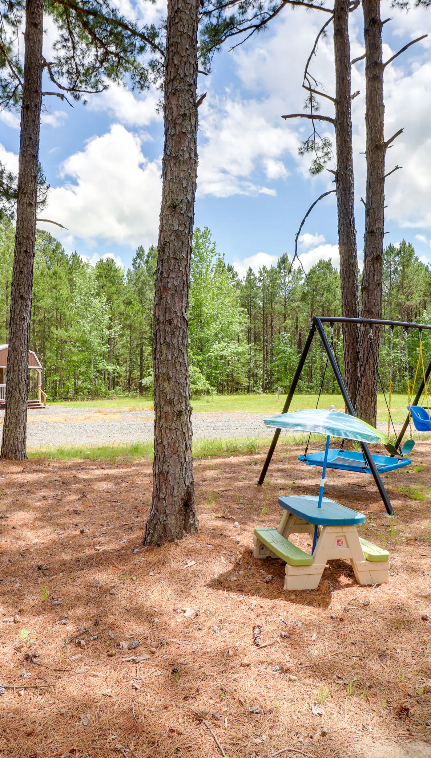 Higden Studio w/ Shared Patio, Yard Games, Grills!