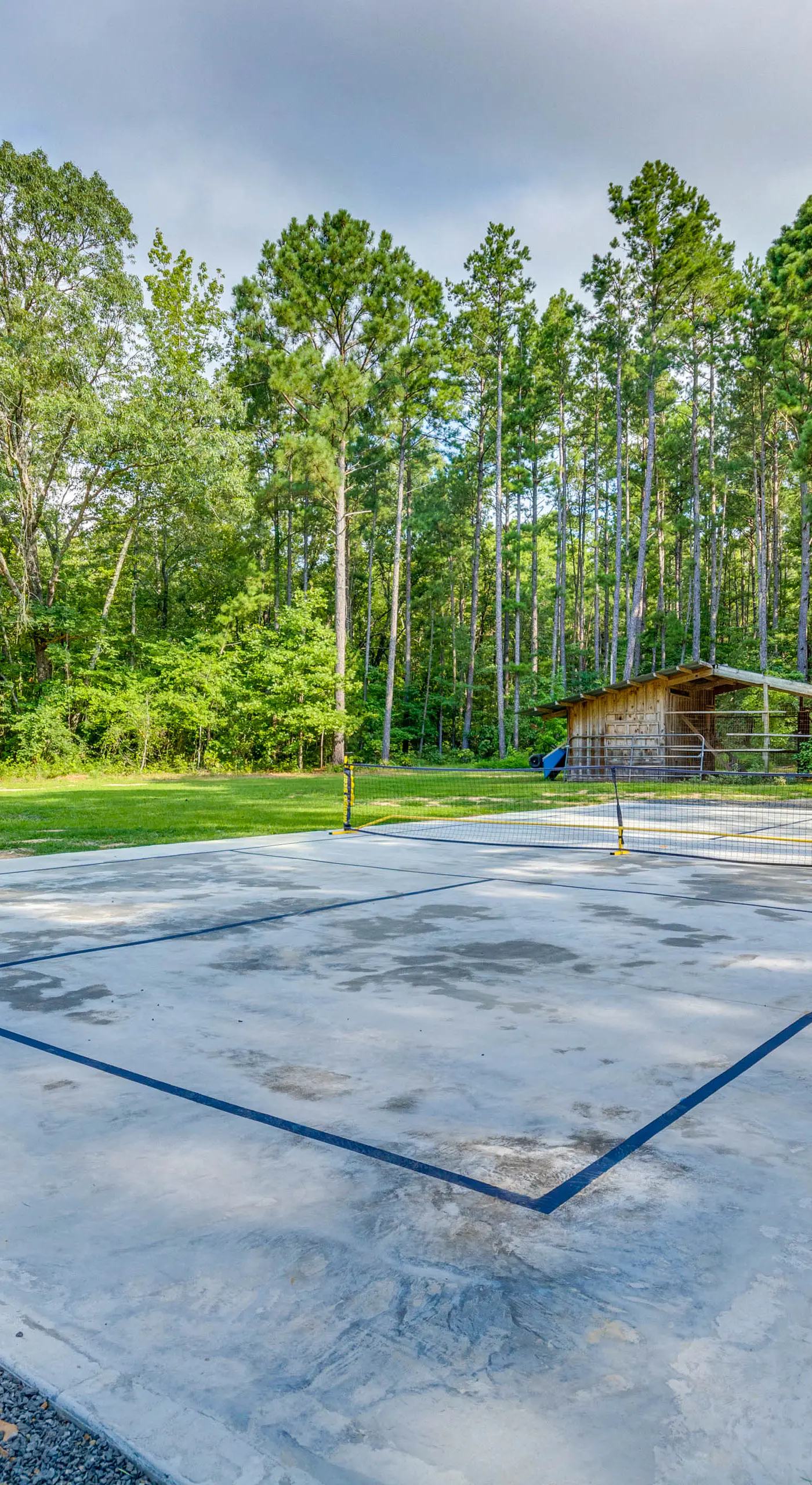 Higden Studio w/ Shared Patio, Yard Games, Grills!