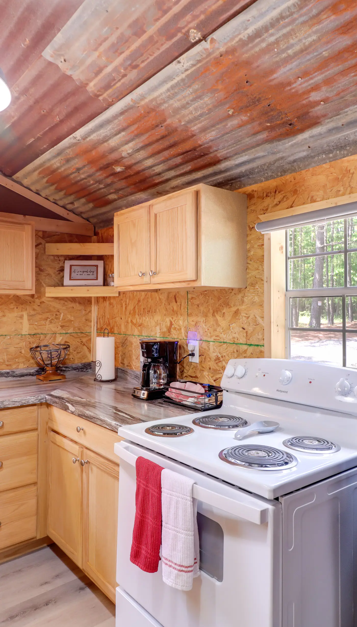 Higden Studio w/ Private Deck < 1 Mi to Lake!