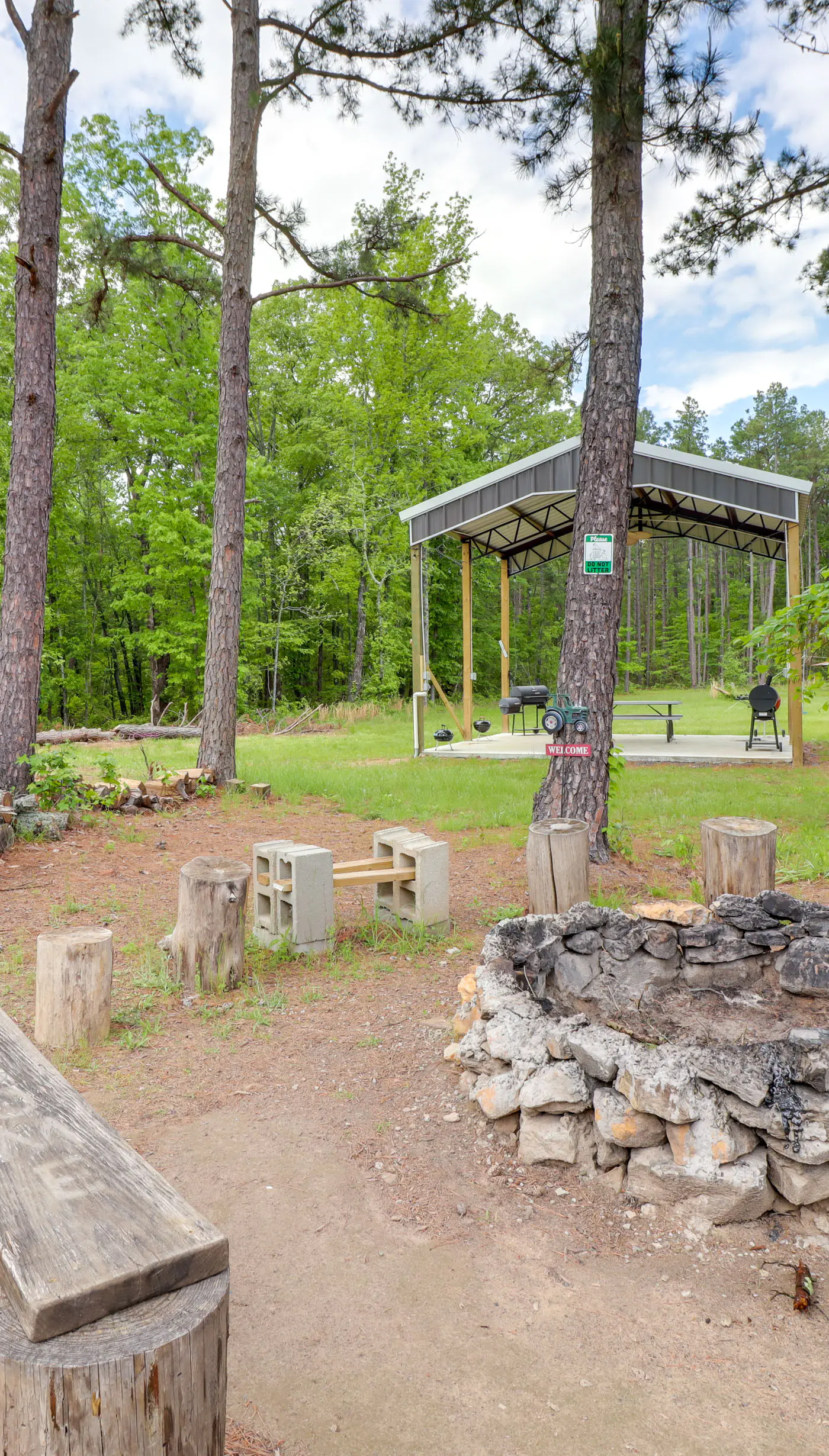 Higden Studio w/ Private Deck < 1 Mi to Lake!