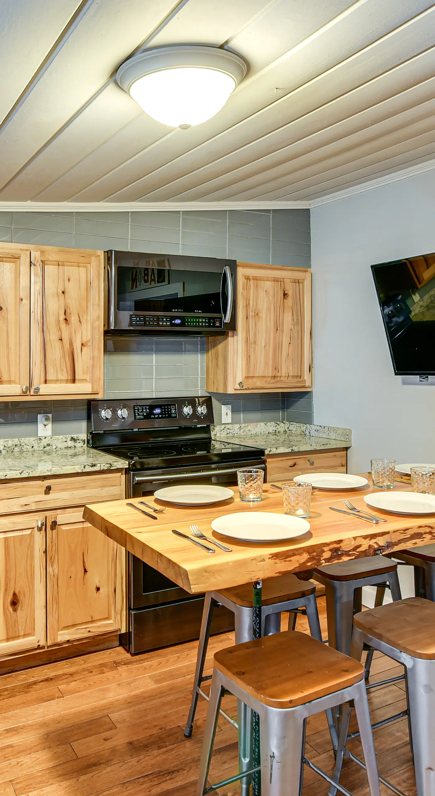 Home Theater & Hot Tub! Home Near Higgins Lake