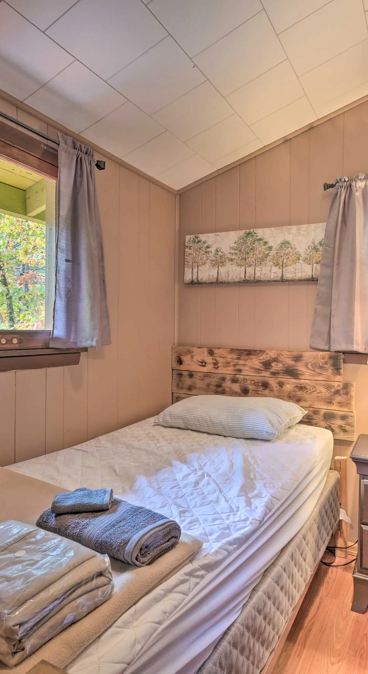 1 Mi to Raystown Lake: 'Wyatt Earp Cabin' w/ Deck!