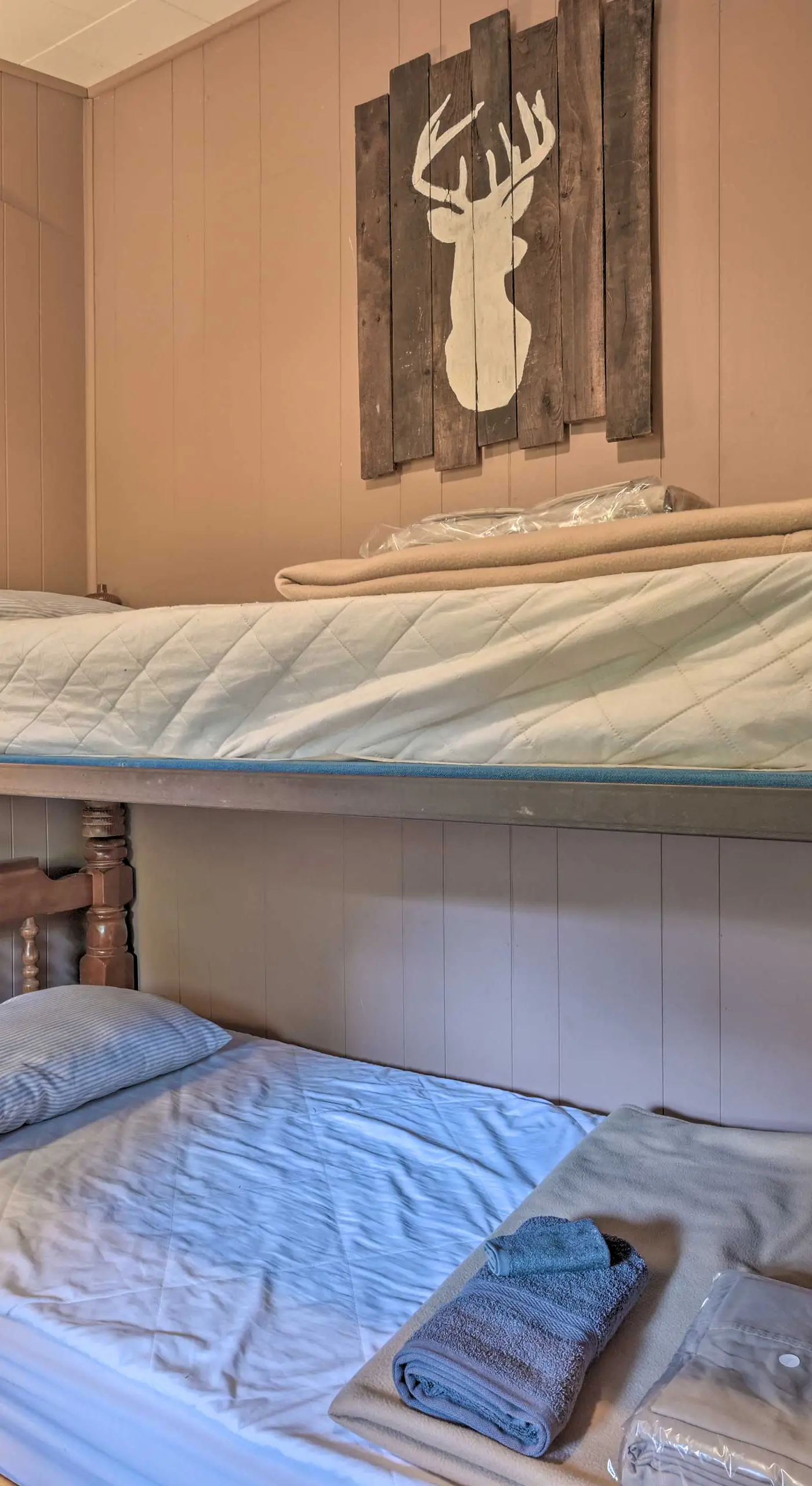 1 Mi to Raystown Lake: 'Wyatt Earp Cabin' w/ Deck!