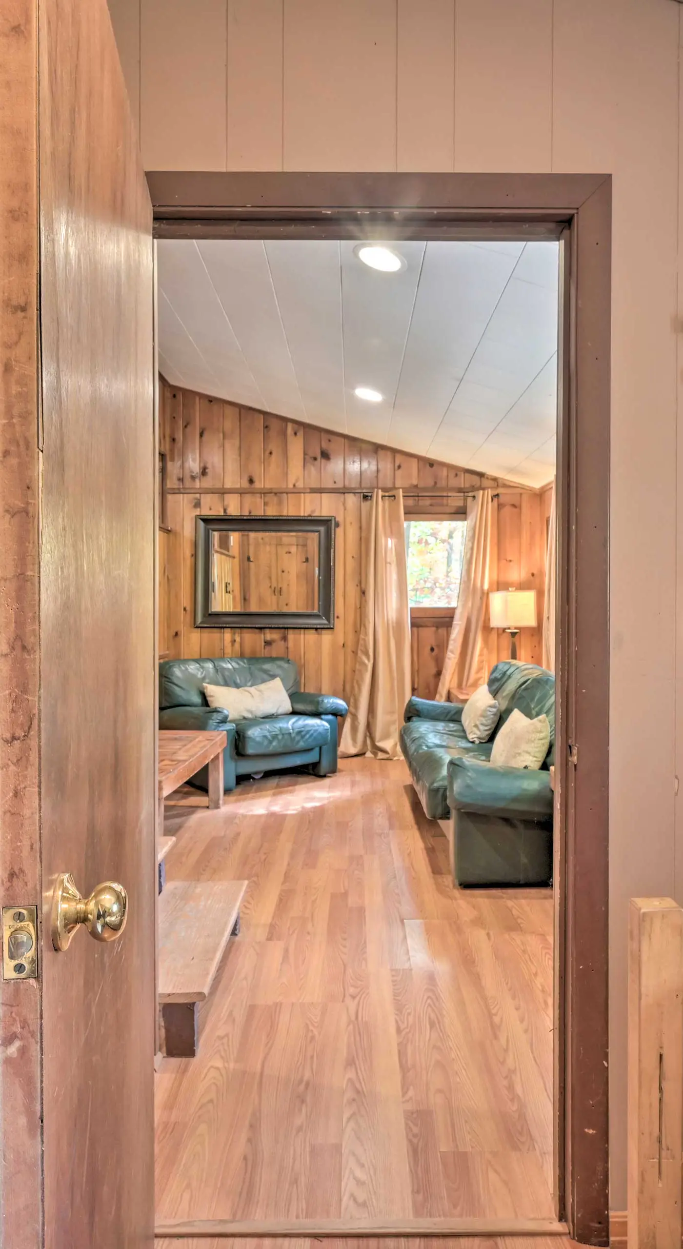 1 Mi to Raystown Lake: 'Wyatt Earp Cabin' w/ Deck!