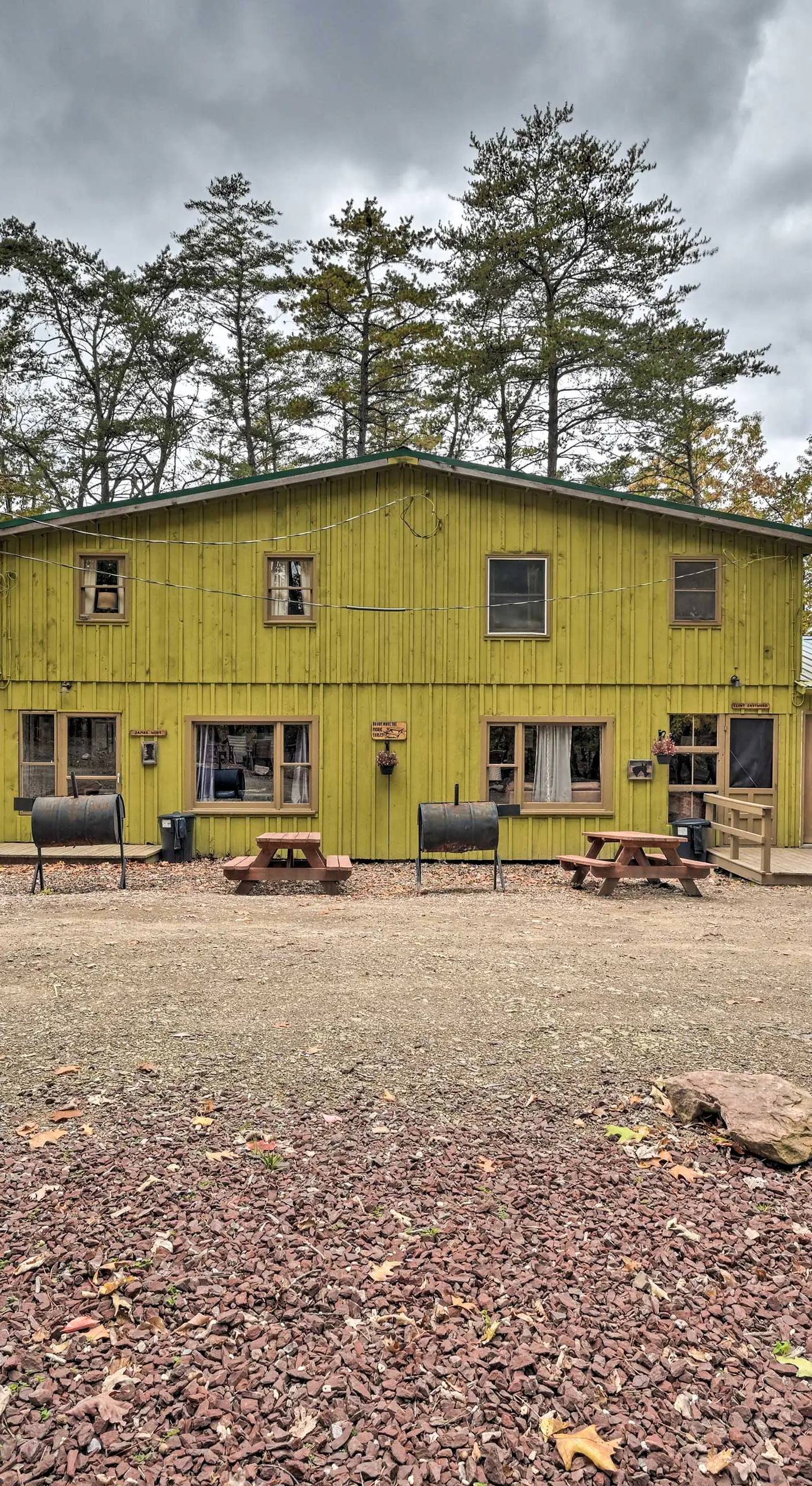 1 Mi to Raystown Lake: 'Wyatt Earp Cabin' w/ Deck!