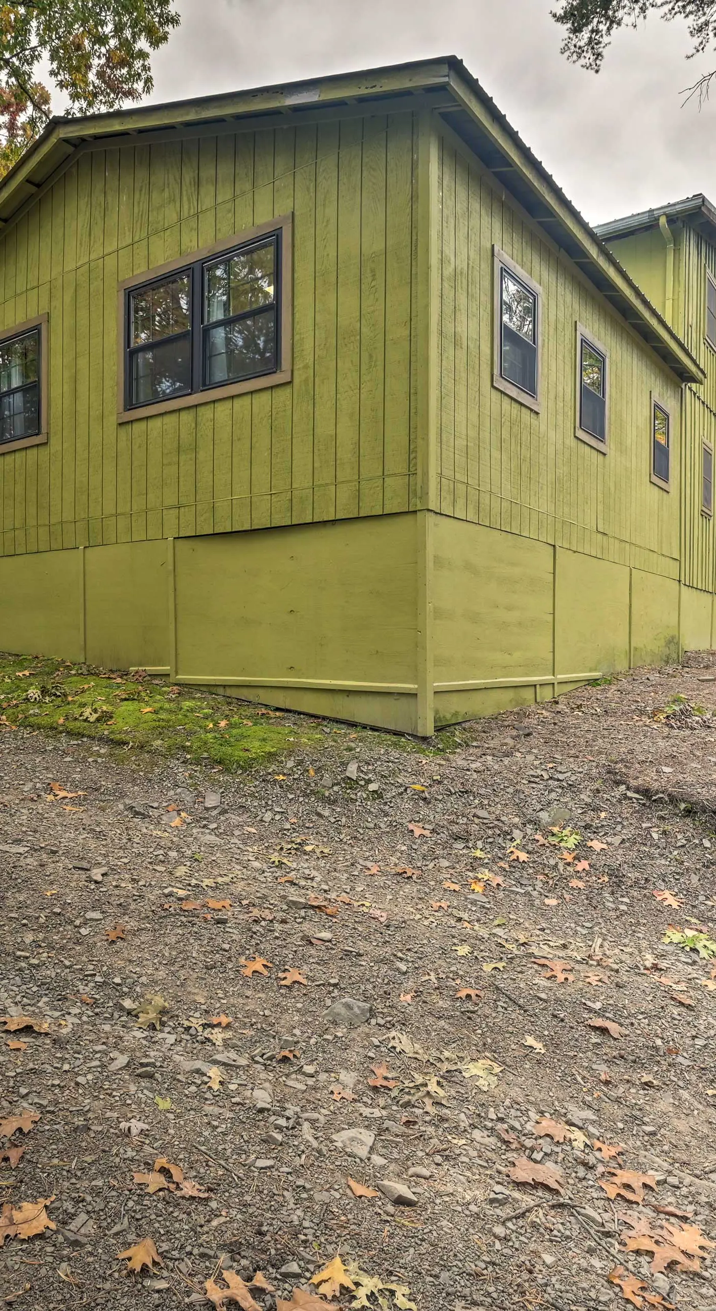 1 Mi to Raystown Lake: 'Wyatt Earp Cabin' w/ Deck!