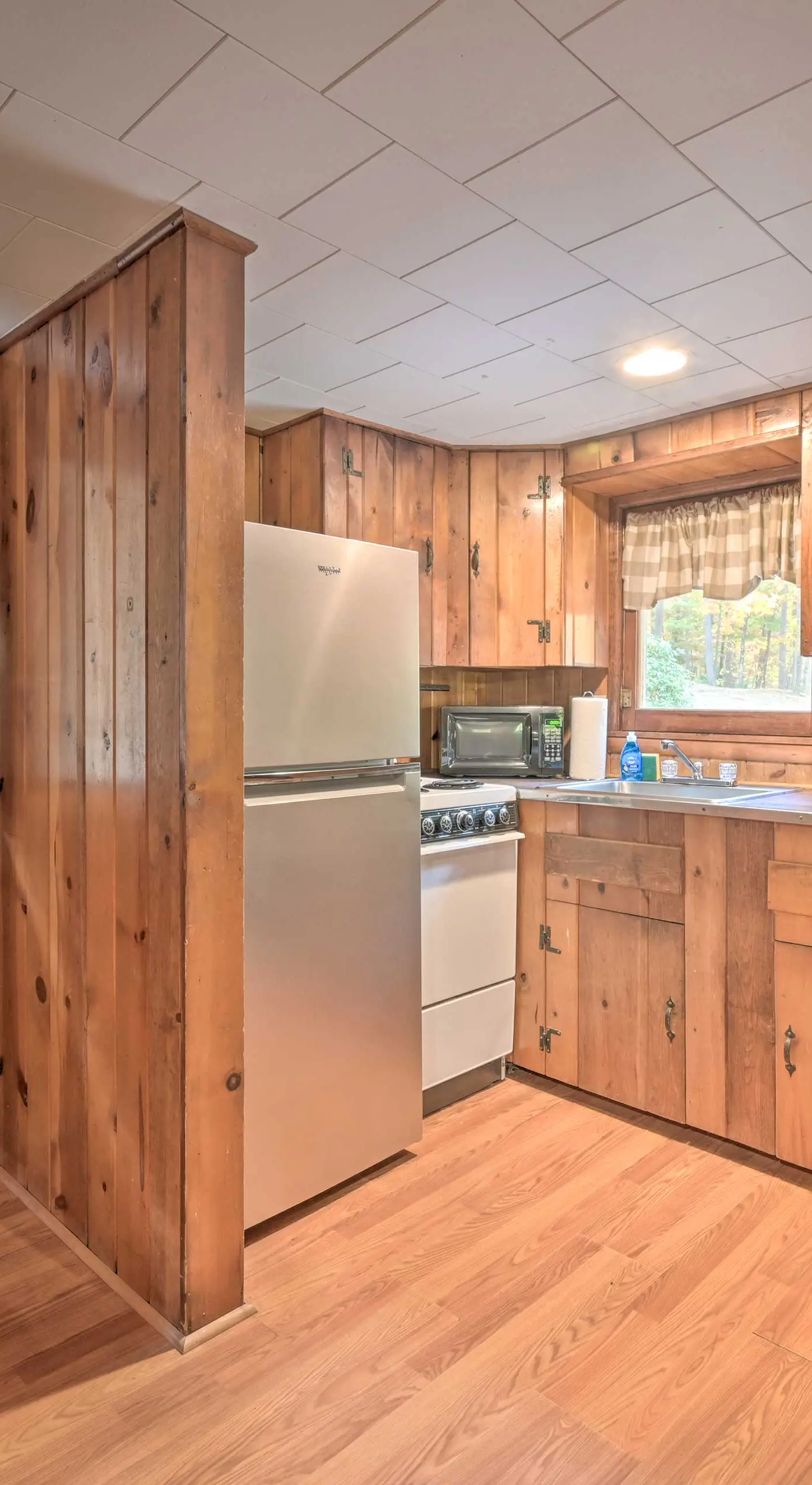 1 Mi to Raystown Lake: 'Wyatt Earp Cabin' w/ Deck!