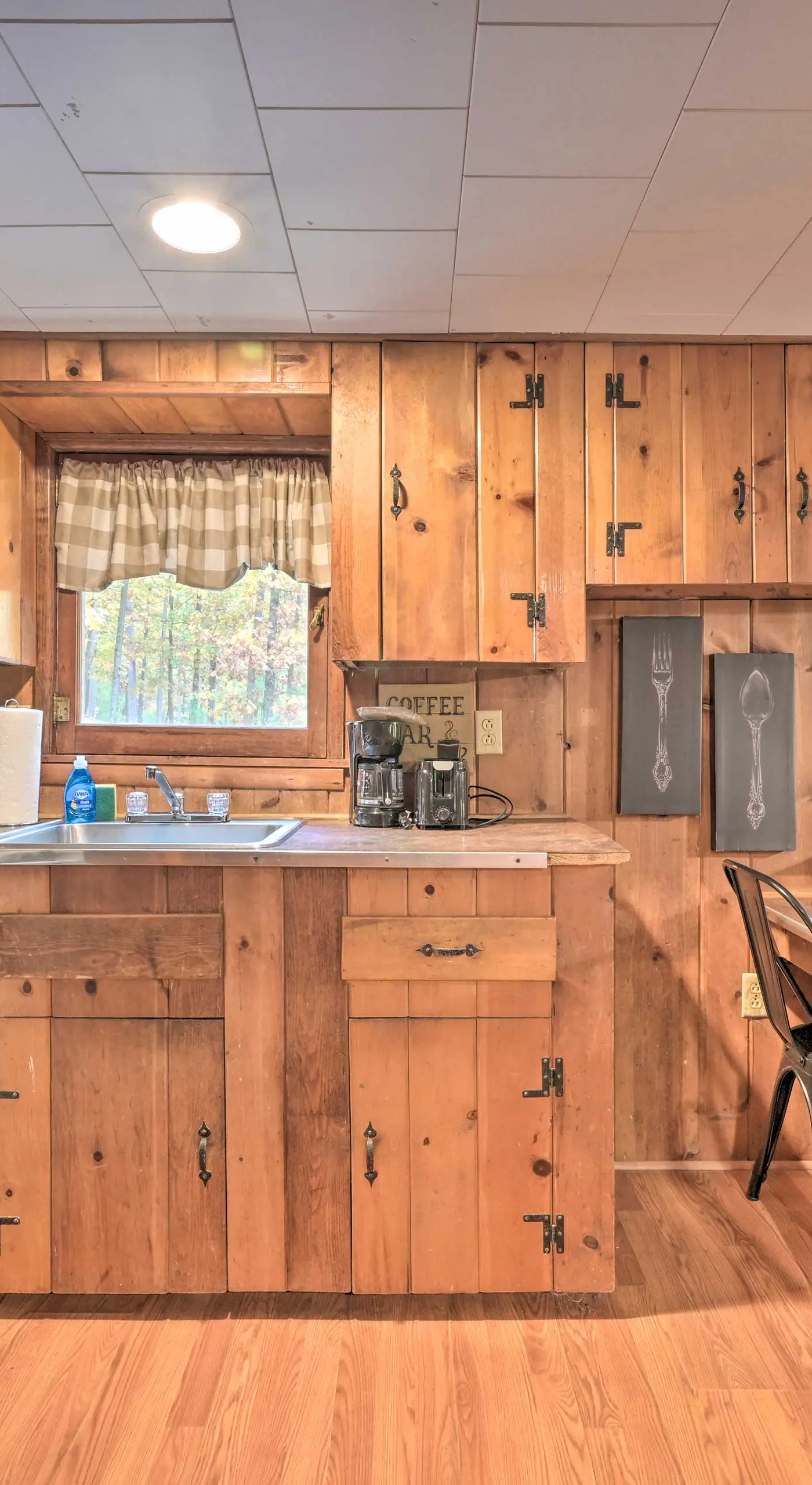 1 Mi to Raystown Lake: 'Wyatt Earp Cabin' w/ Deck!