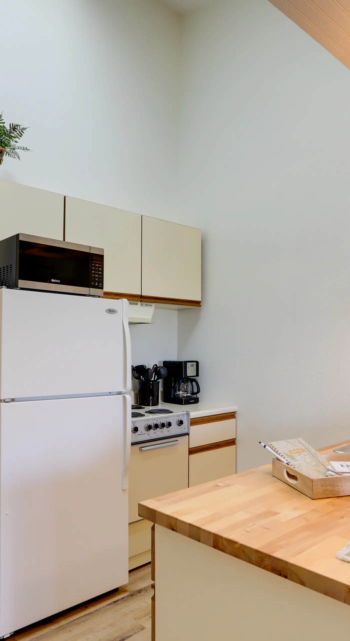 Pet-Friendly Oak Harbor Condo: Walk to Lake!