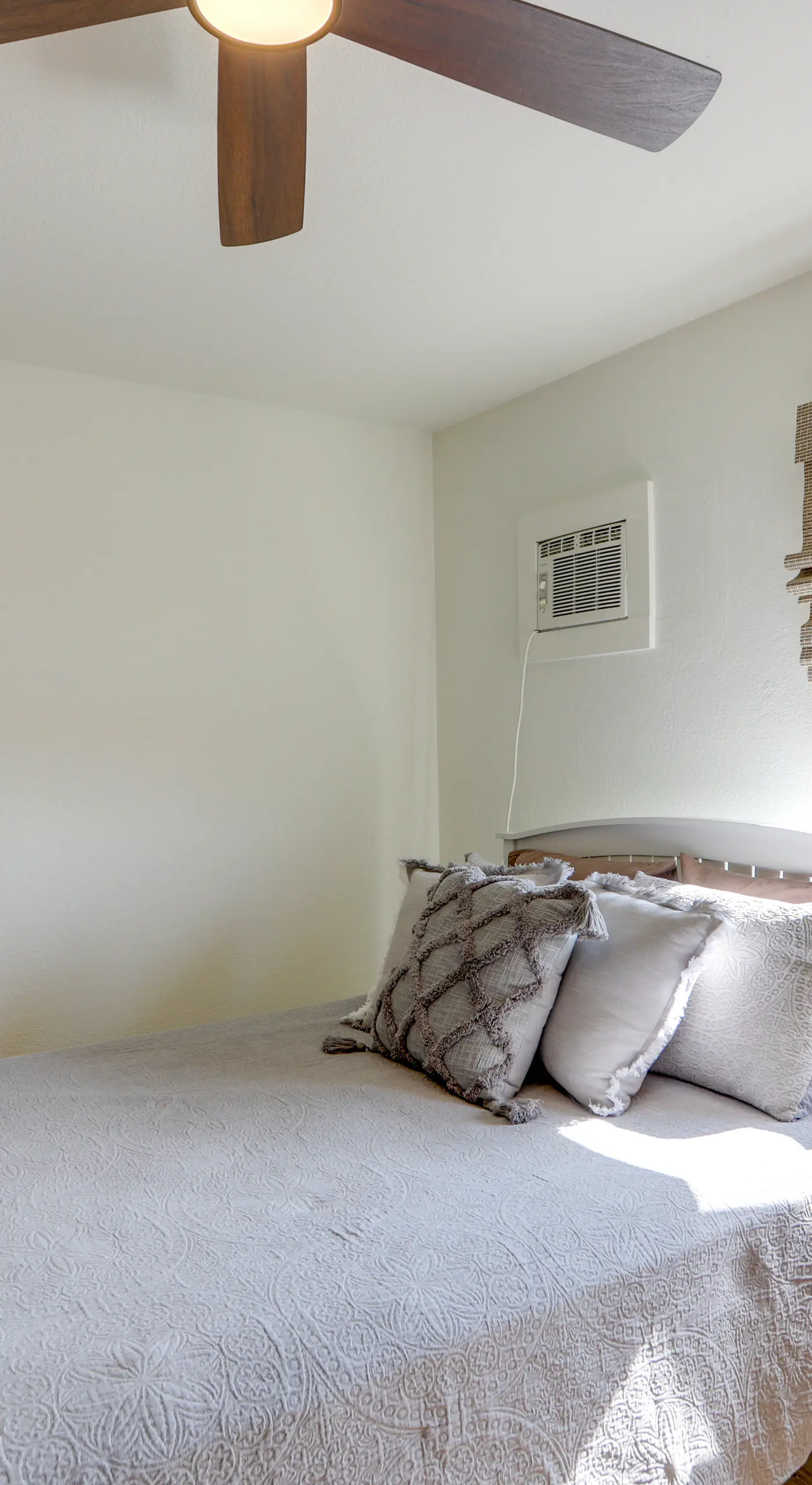 Pet-Friendly Oak Harbor Condo: Walk to Lake!