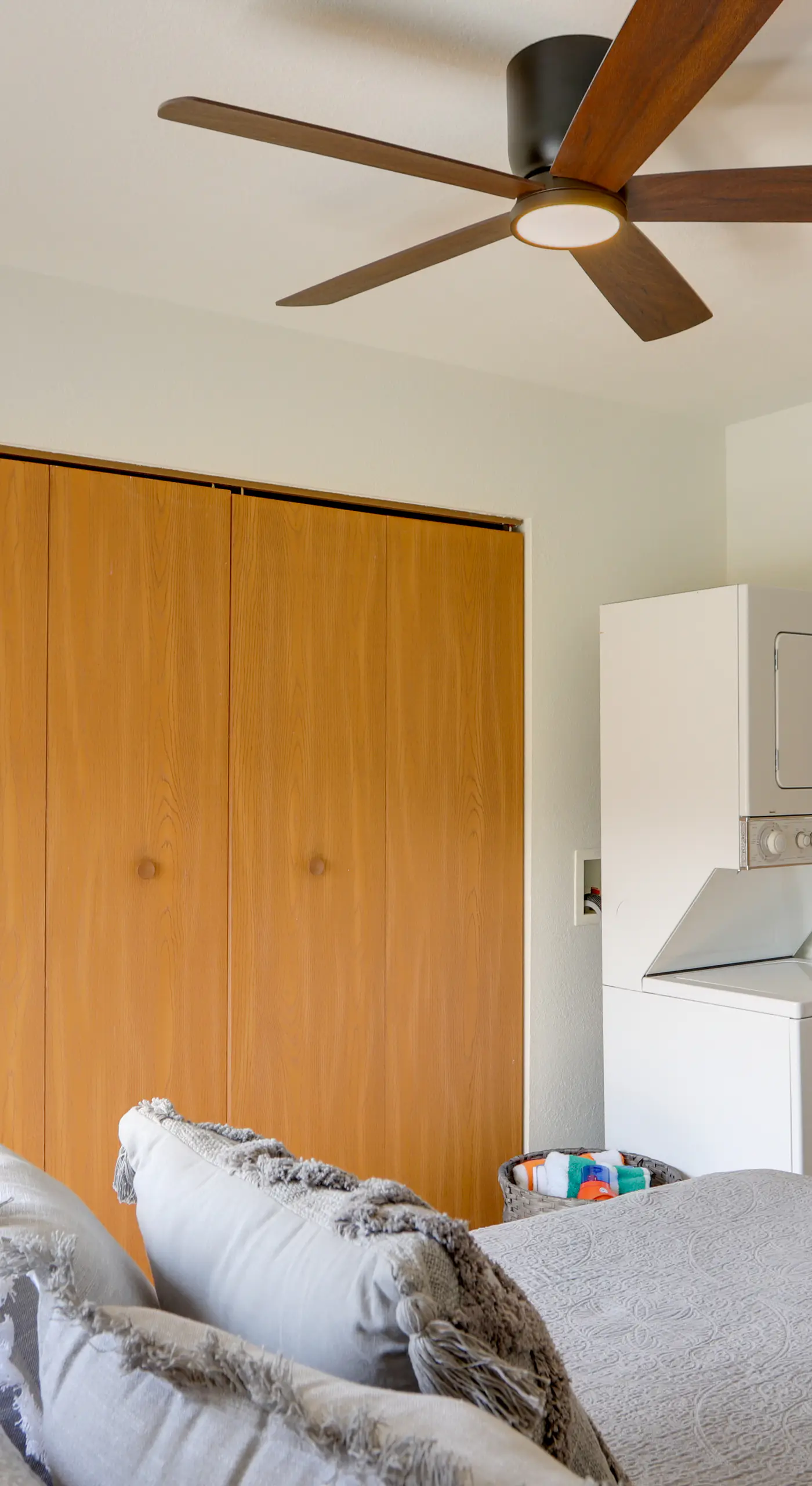 Pet-Friendly Oak Harbor Condo: Walk to Lake!