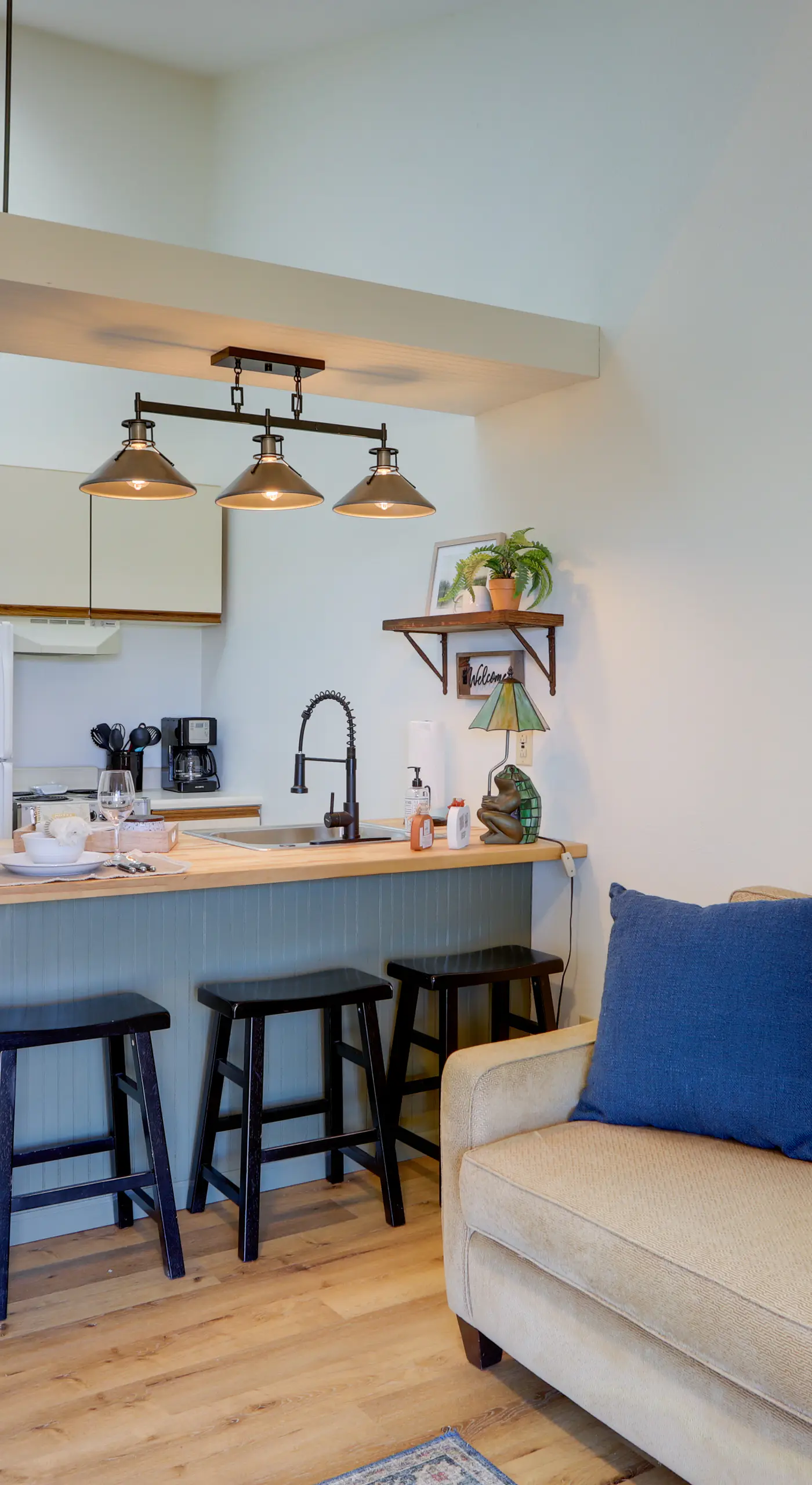 Pet-Friendly Oak Harbor Condo: Walk to Lake!