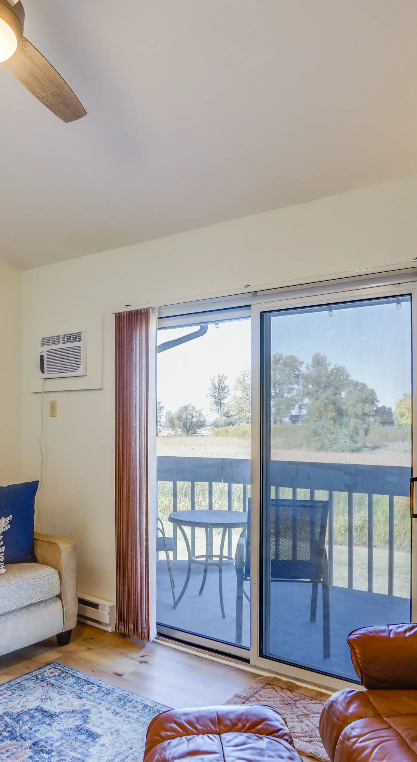 Pet-Friendly Oak Harbor Condo: Walk to Lake!