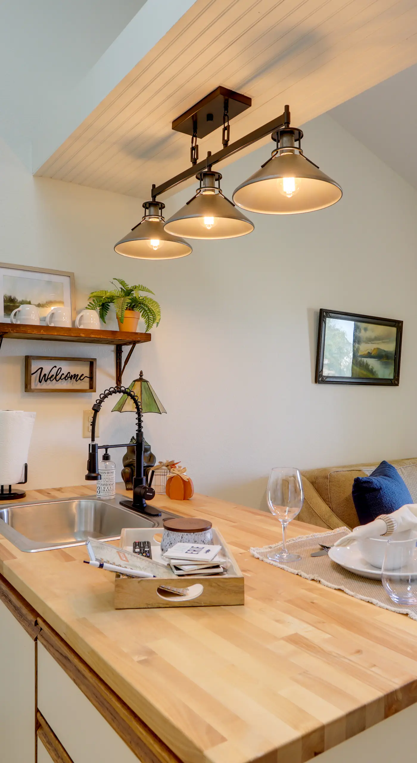 Pet-Friendly Oak Harbor Condo: Walk to Lake!