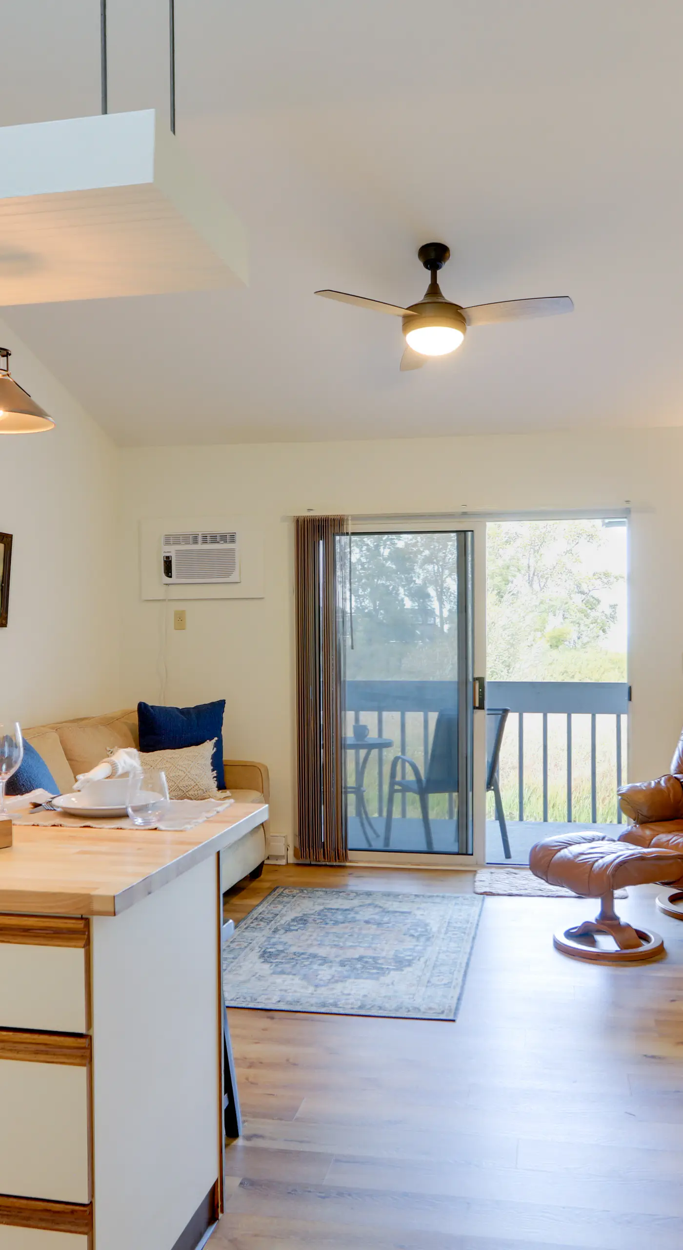 Pet-Friendly Oak Harbor Condo: Walk to Lake!