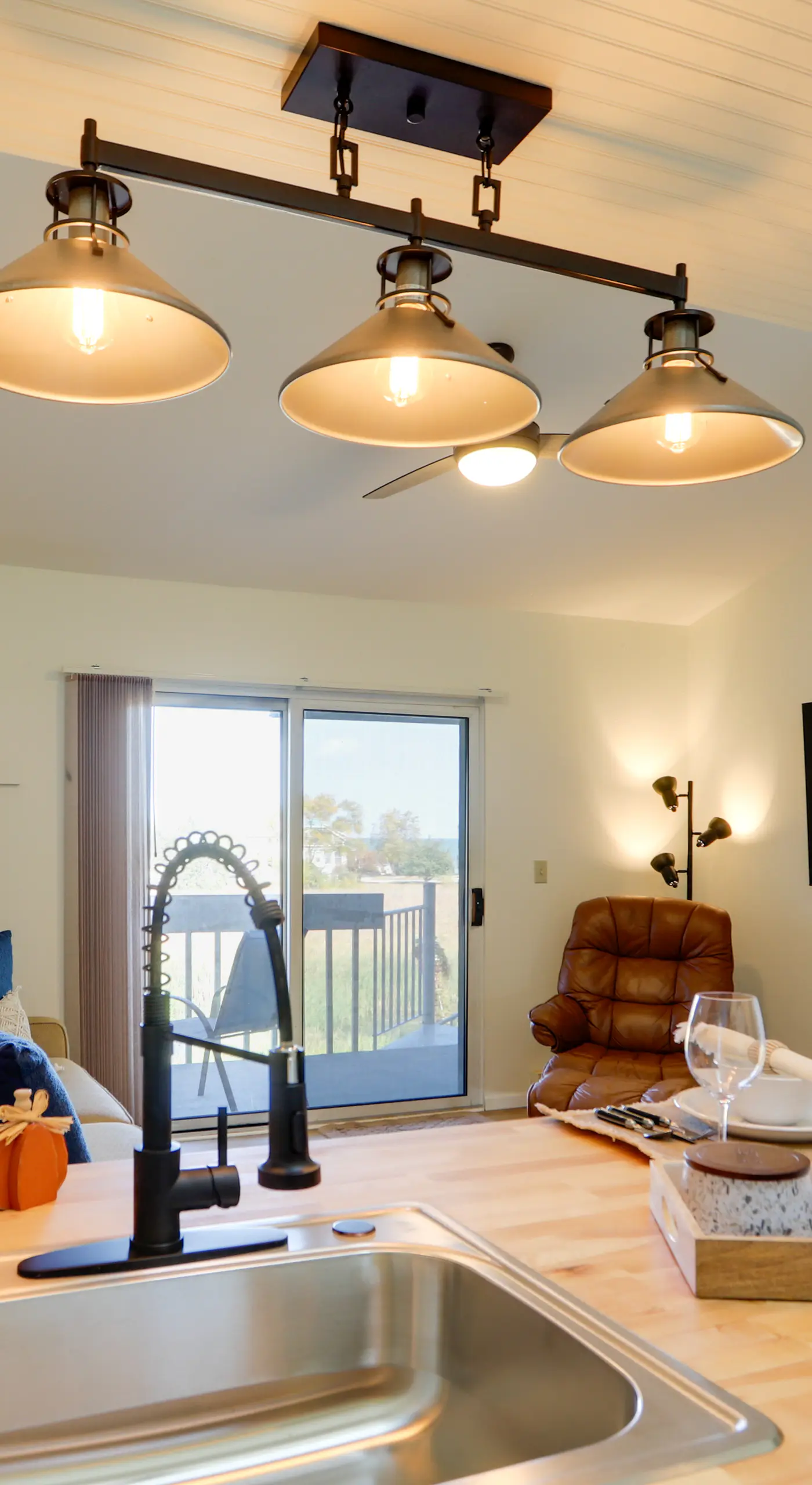 Pet-Friendly Oak Harbor Condo: Walk to Lake!
