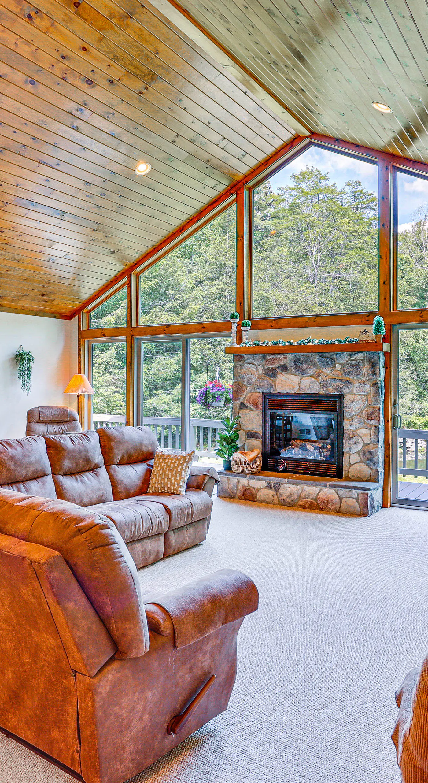 Pennsylvania Cabin Hideaway: Hot Tub & Deck!