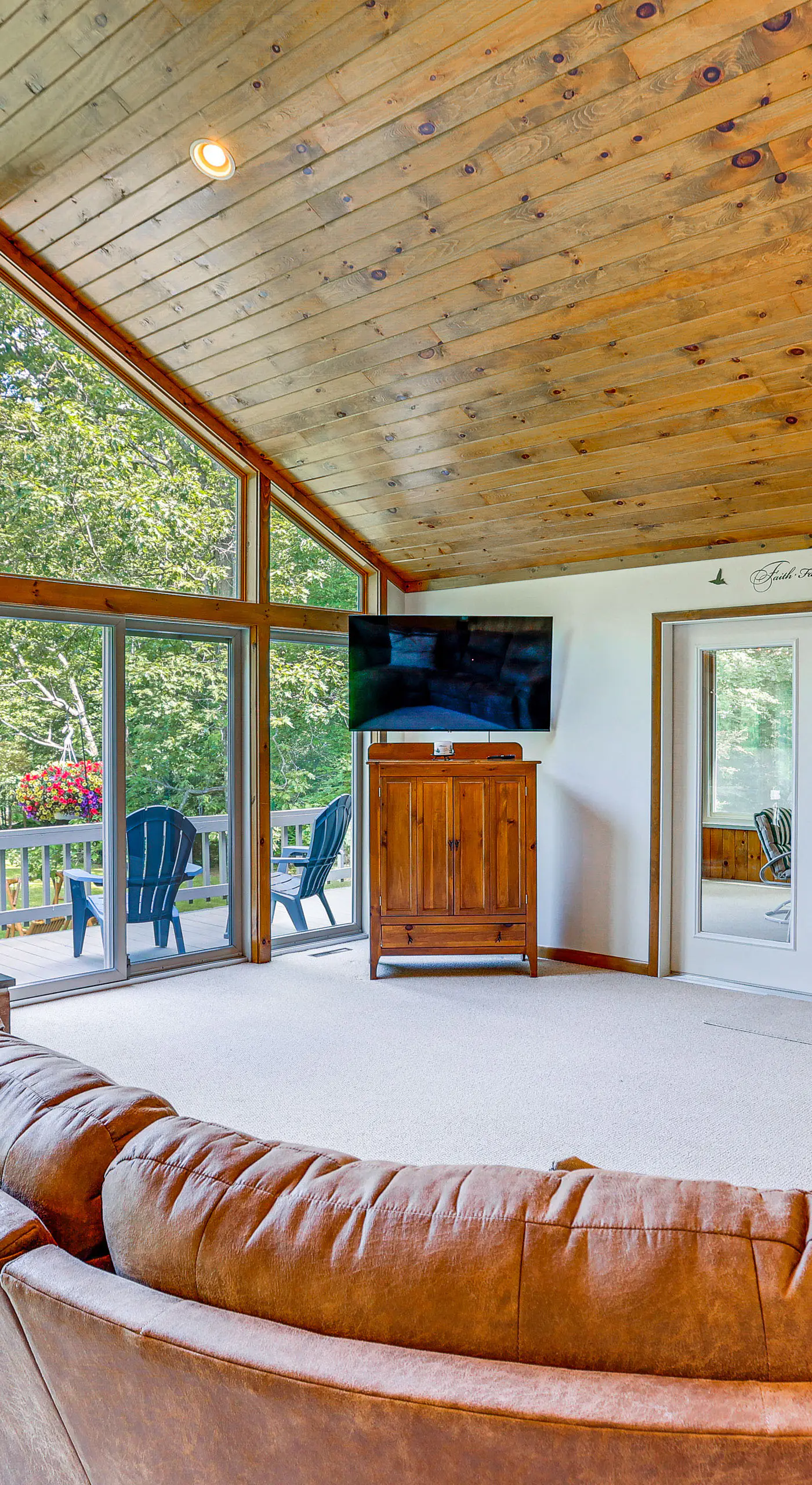 Pennsylvania Cabin Hideaway: Hot Tub & Deck!