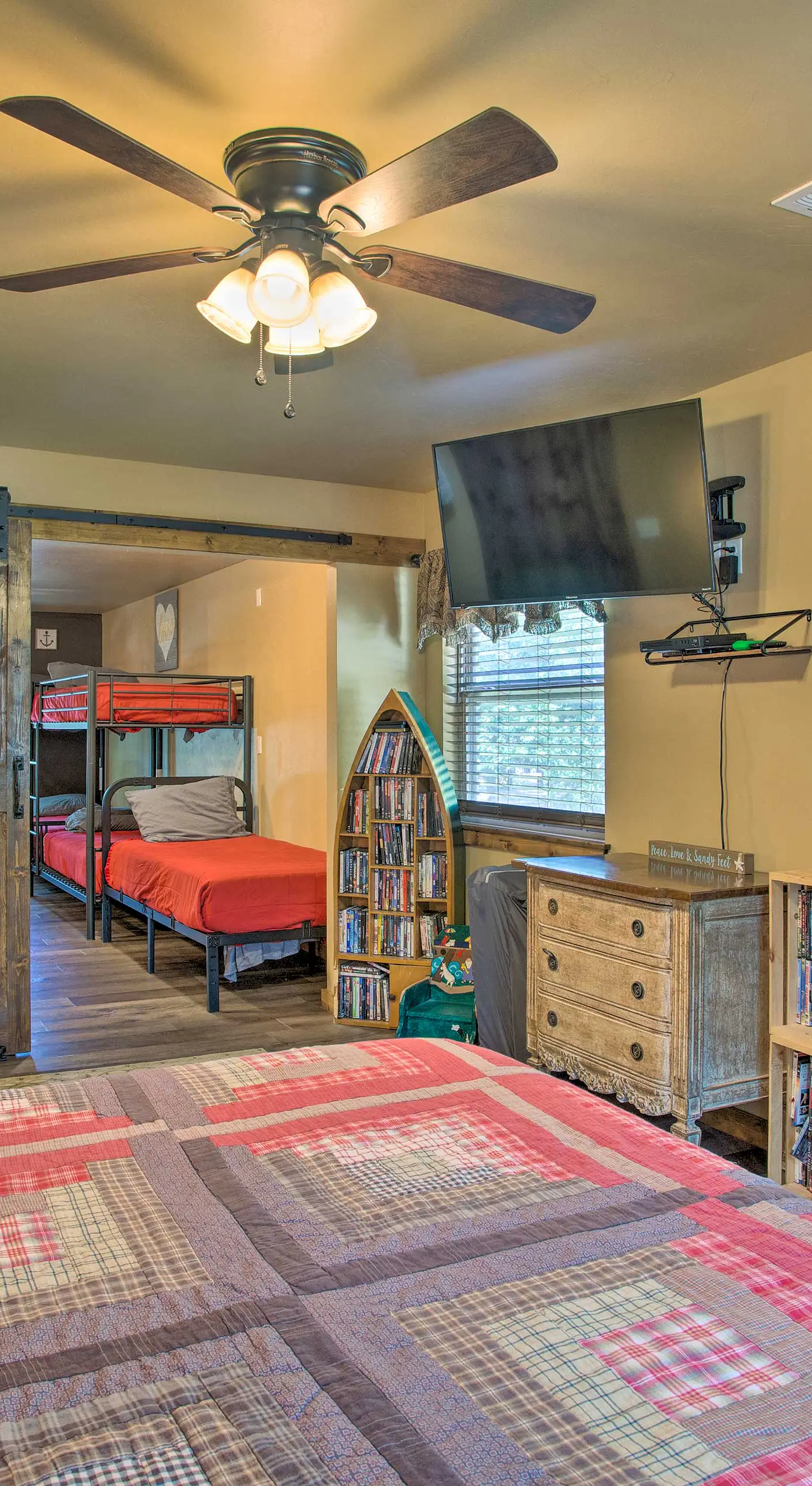 Kingston Home w/ Pickleball: Steps to Lake Texoma!