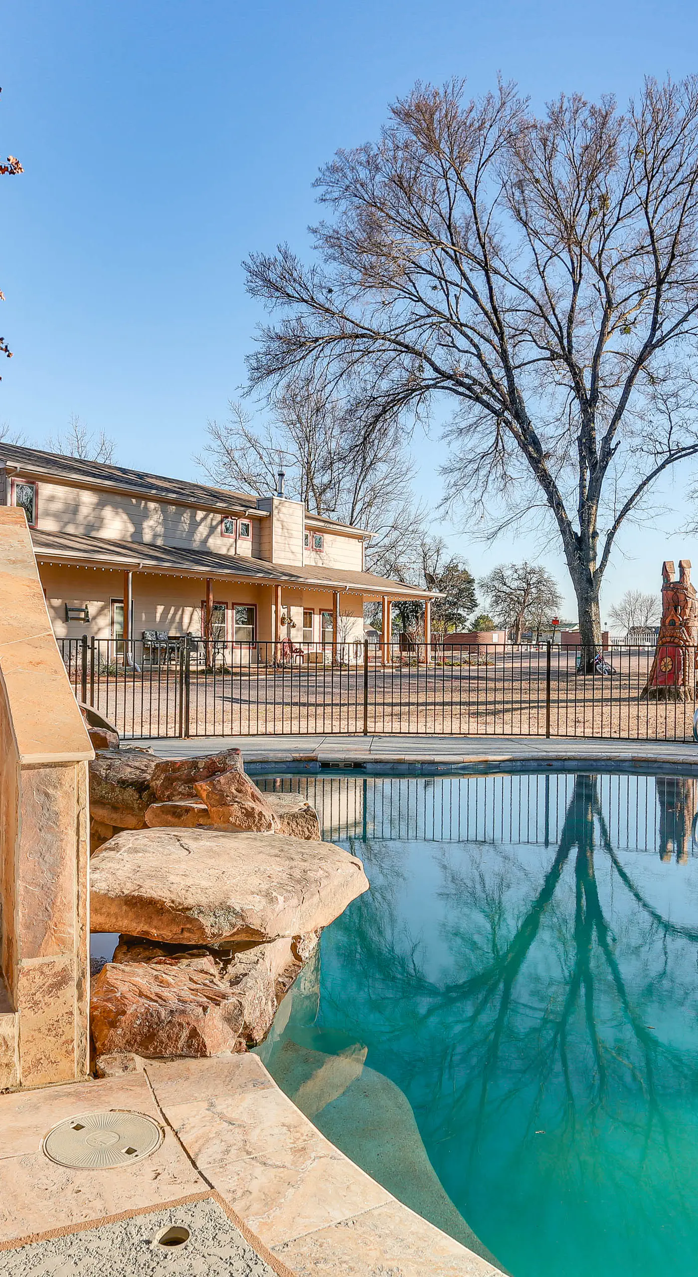Kingston Home w/ Pickleball: Steps to Lake Texoma!