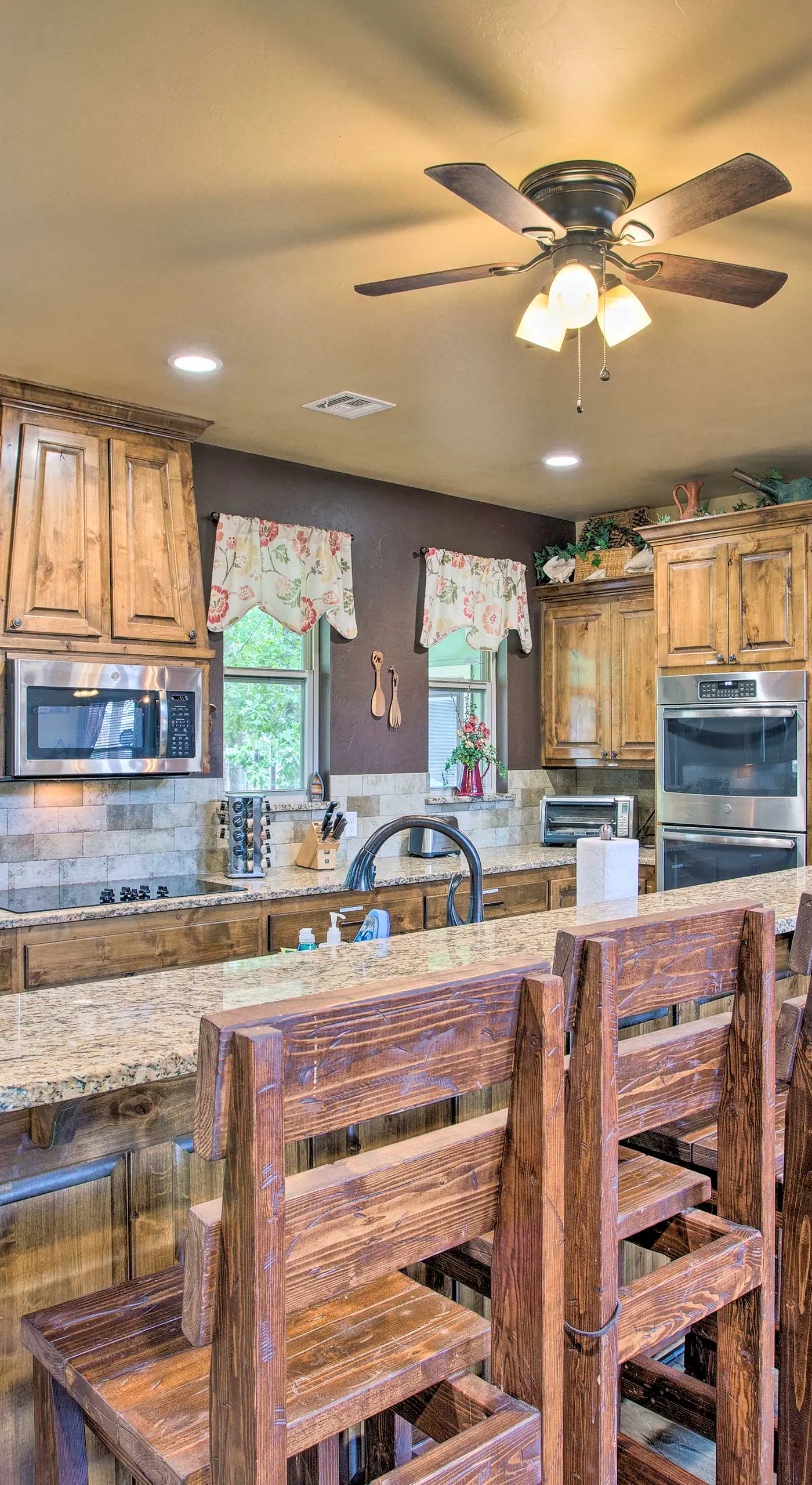 Kingston Home w/ Pickleball: Steps to Lake Texoma!