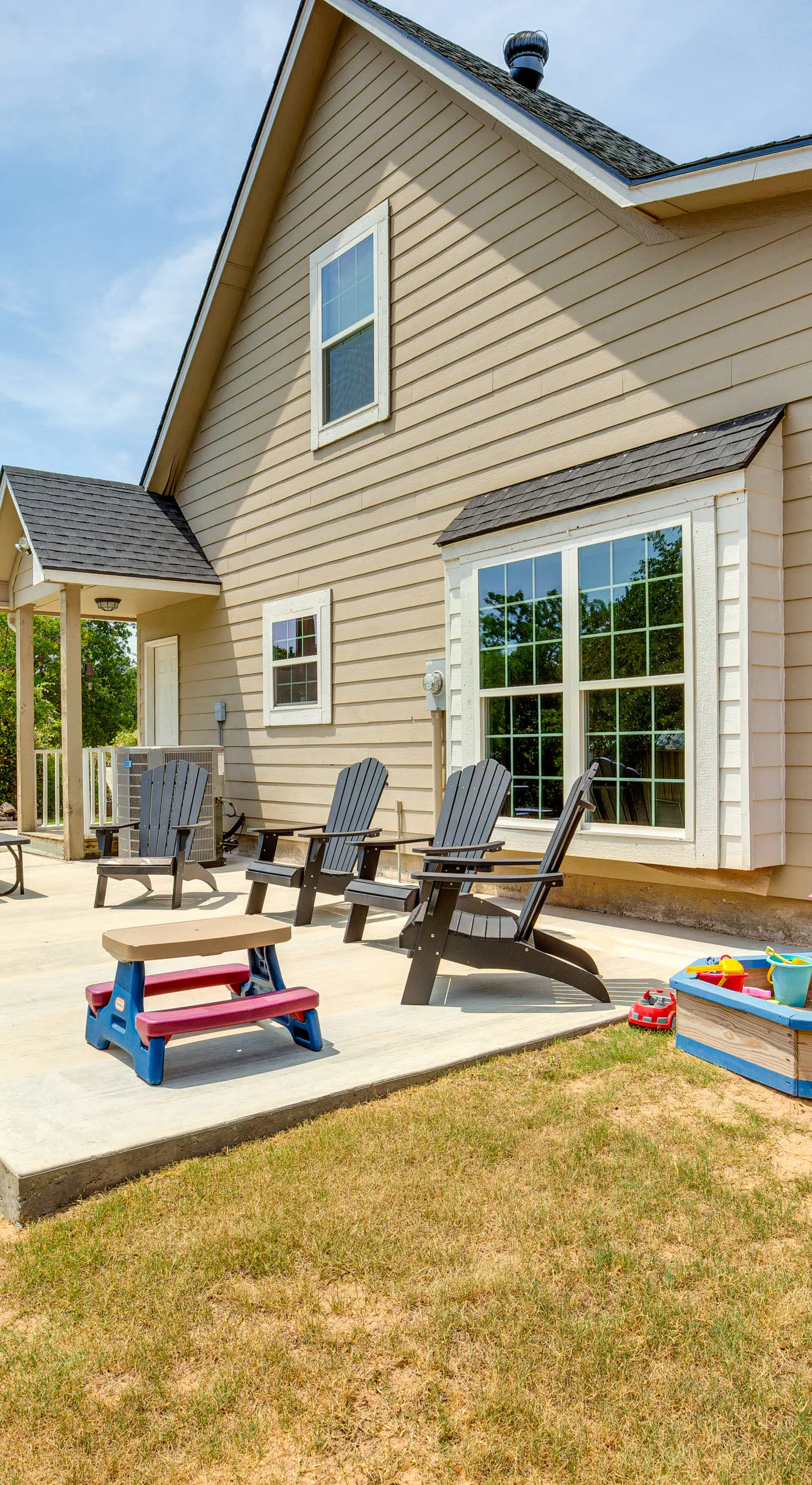 1/2 Mi to Lake Texoma: Home w/ Fire Pit & Grill!