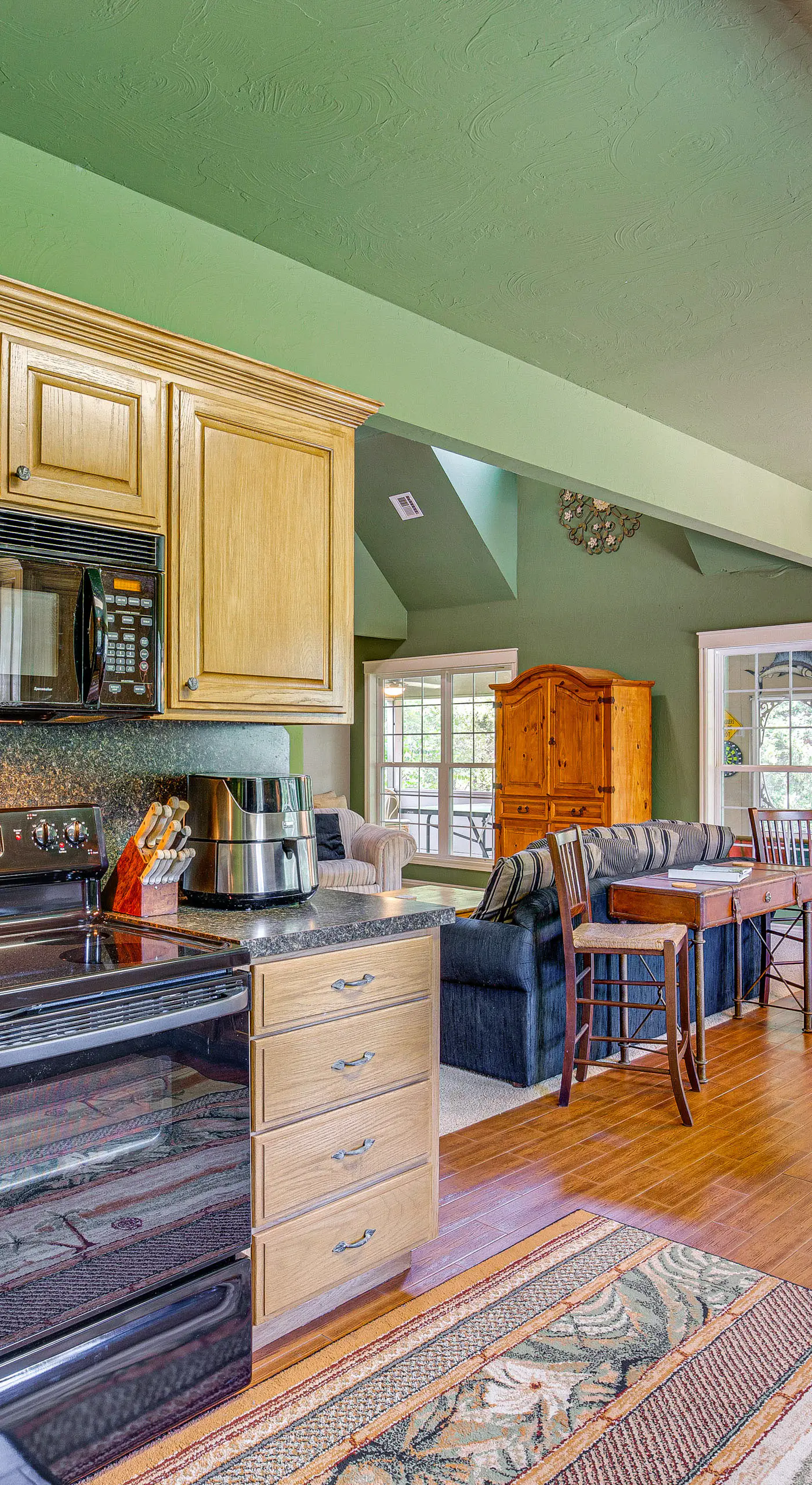 1/2 Mi to Lake Texoma: Home w/ Fire Pit & Grill!