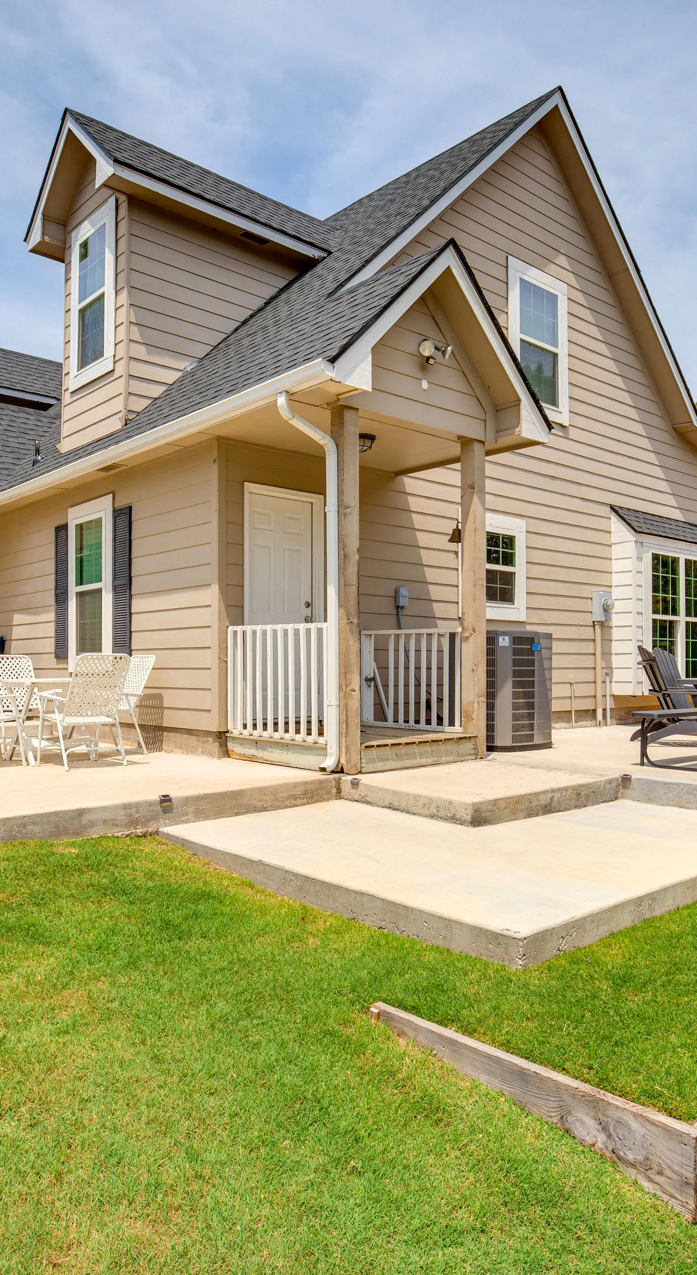 1/2 Mi to Lake Texoma: Home w/ Fire Pit & Grill!