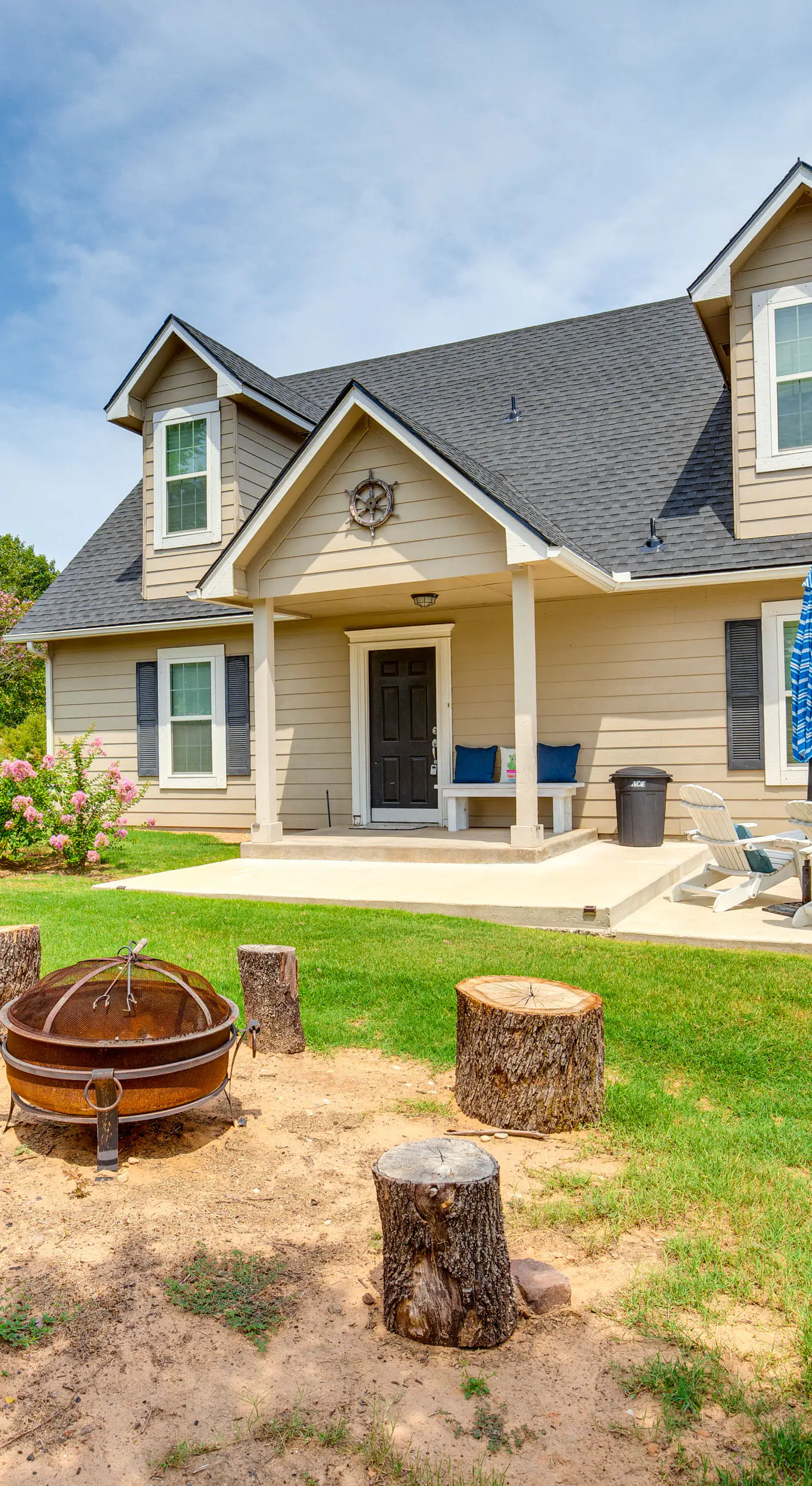 1/2 Mi to Lake Texoma: Home w/ Fire Pit & Grill!