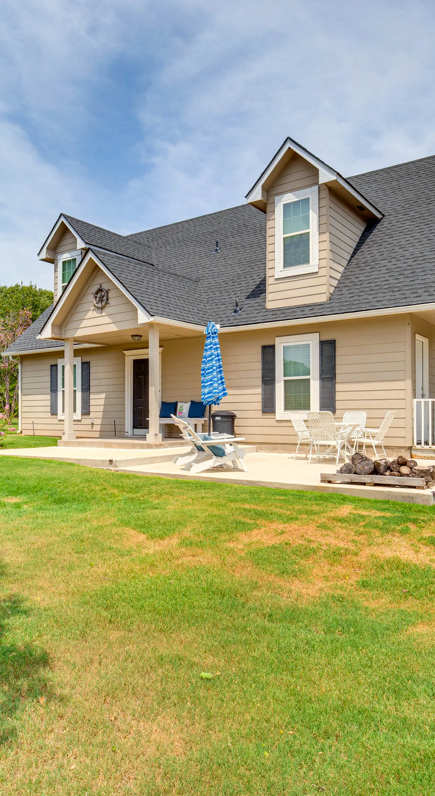 1/2 Mi to Lake Texoma: Home w/ Fire Pit & Grill!
