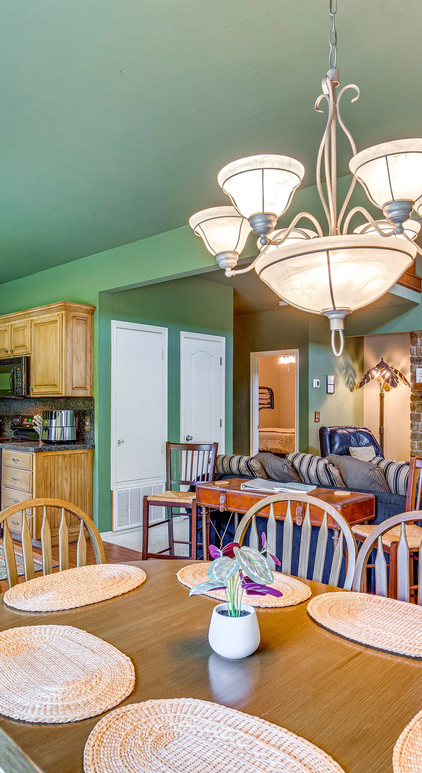 1/2 Mi to Lake Texoma: Home w/ Fire Pit & Grill!