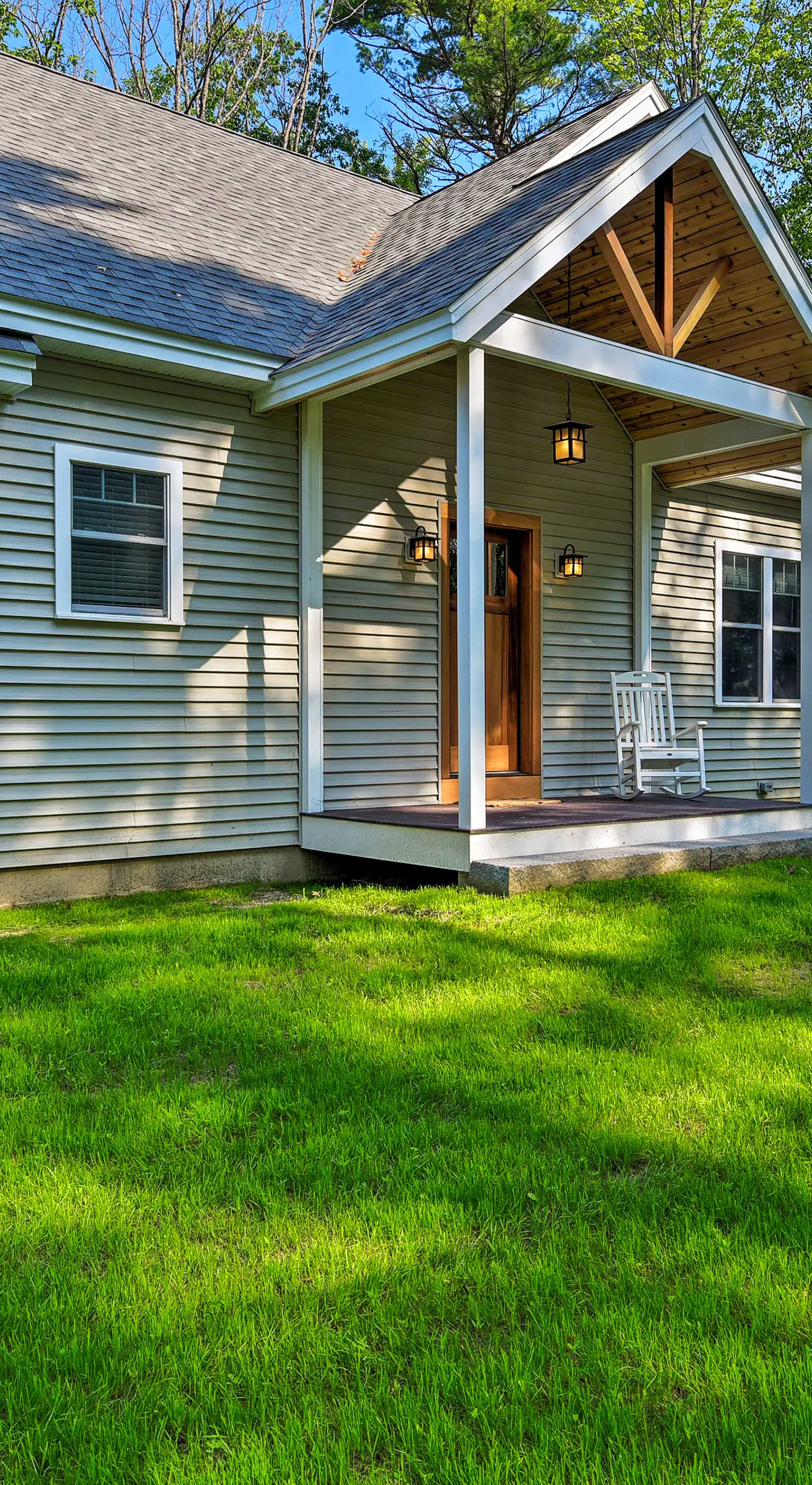 Covered Deck, Grill & Game Room: Gilford House!