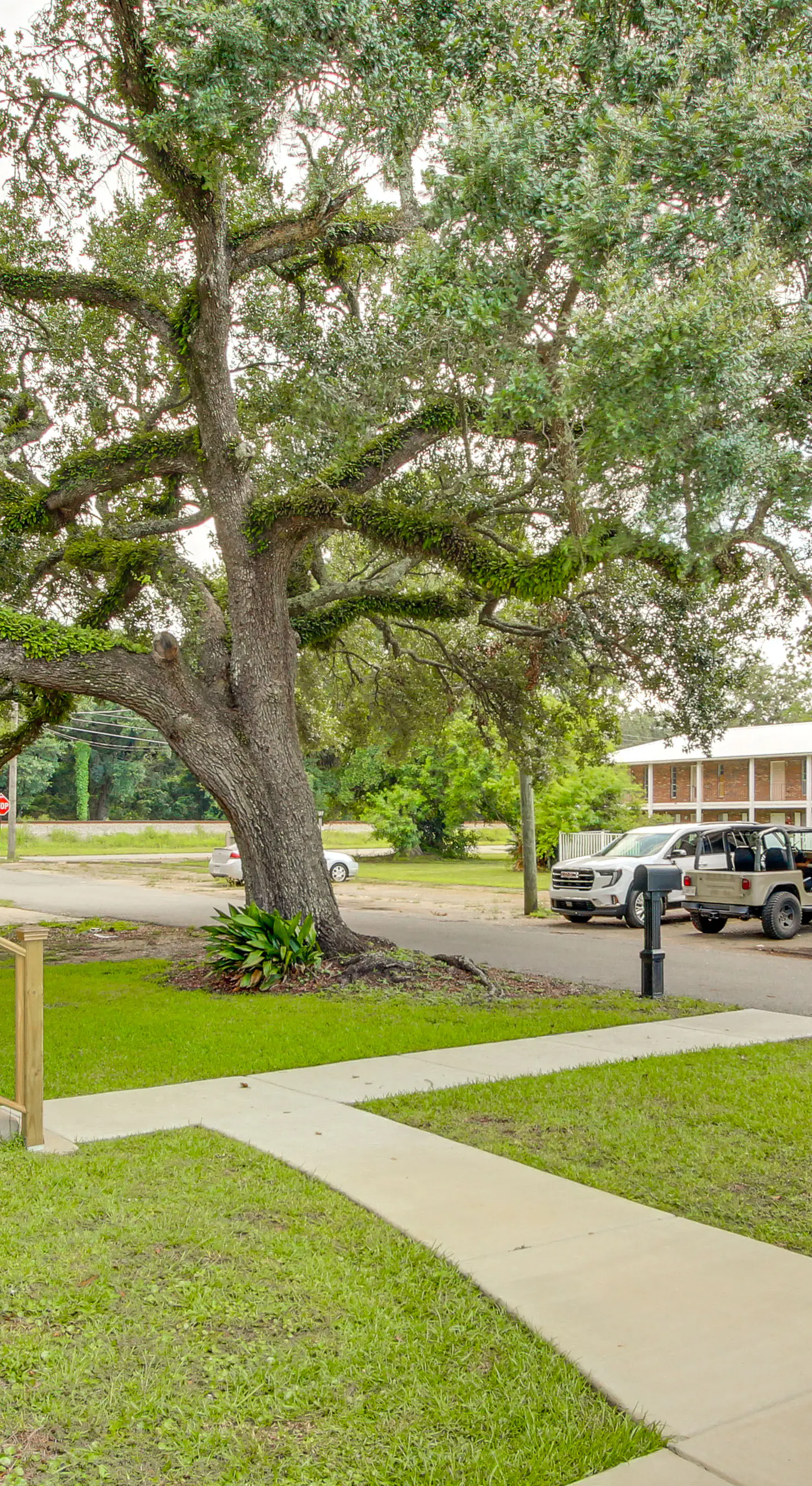 Hot Tub & Private Backyard! Gulfport Group Getaway