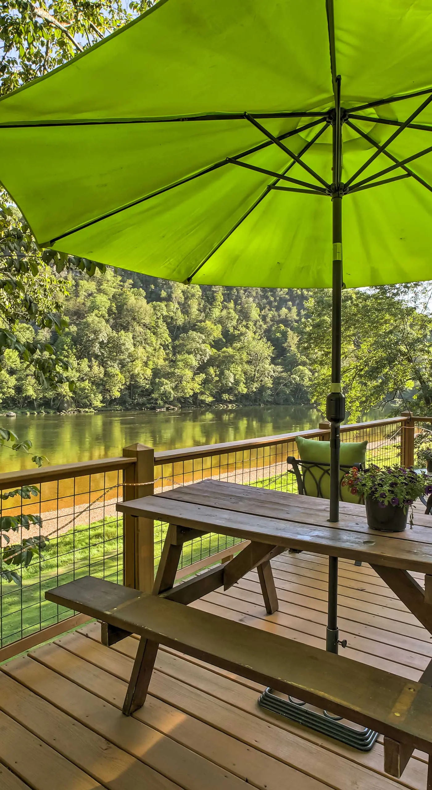 Cozy Waterfront Cottage w/ Deck on White River!