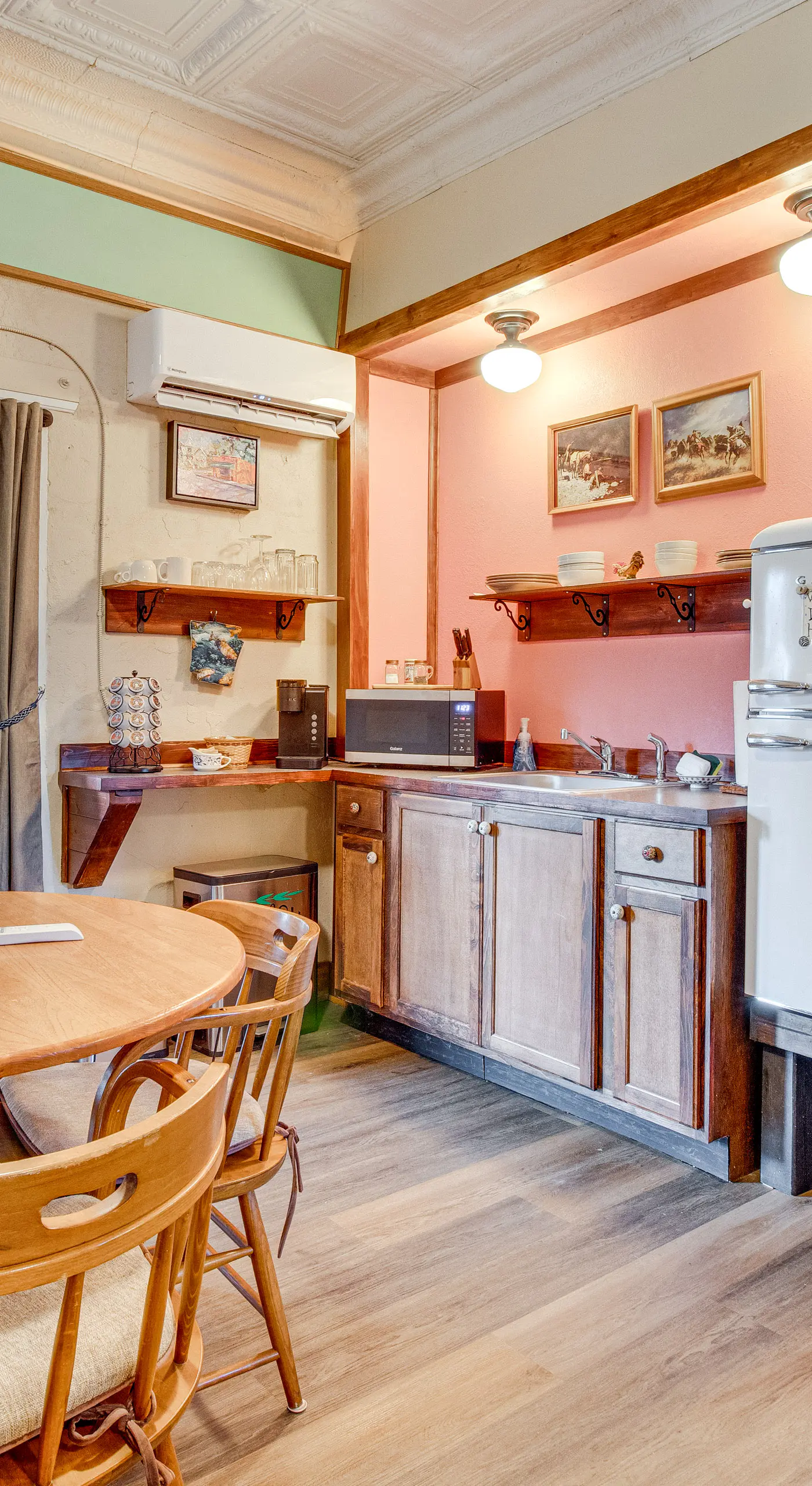 Walk to White River: Cozy Studio, Driftys Hideaway