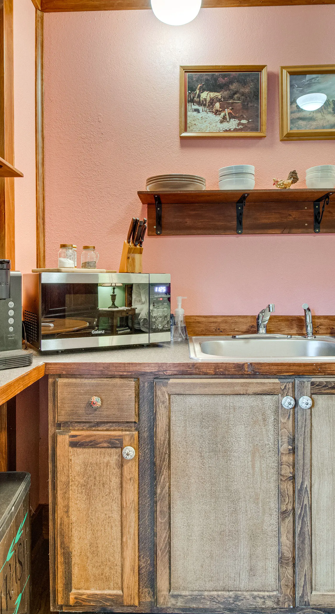 Walk to White River: Cozy Studio, Driftys Hideaway