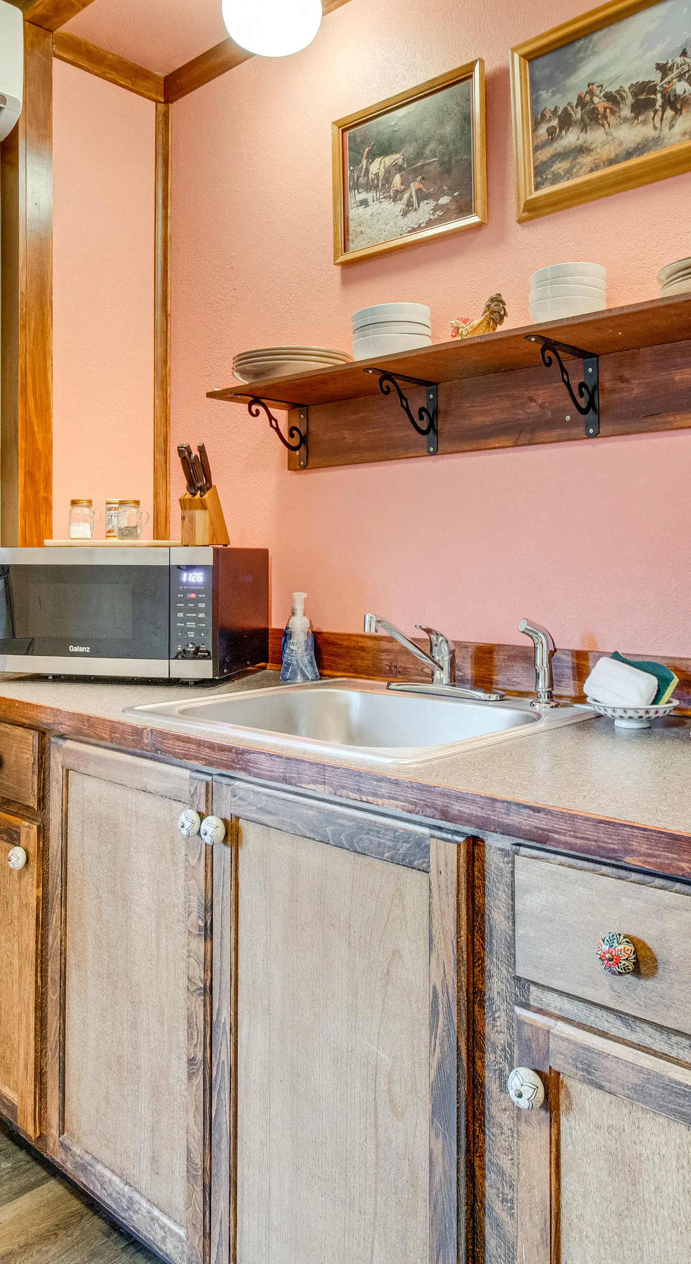 Walk to White River: Cozy Studio, Driftys Hideaway