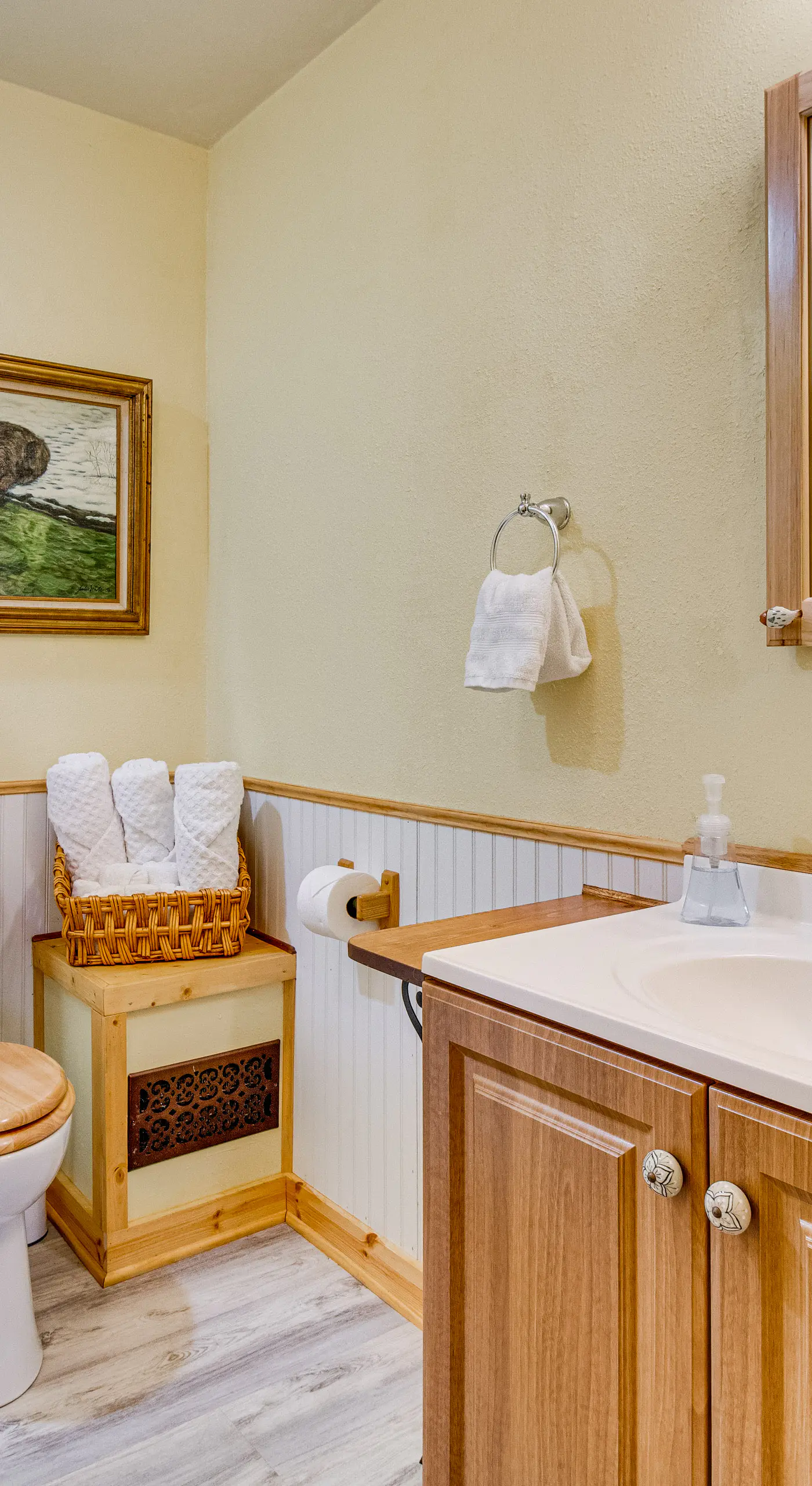 Walk to White River: Cozy Studio, Driftys Hideaway