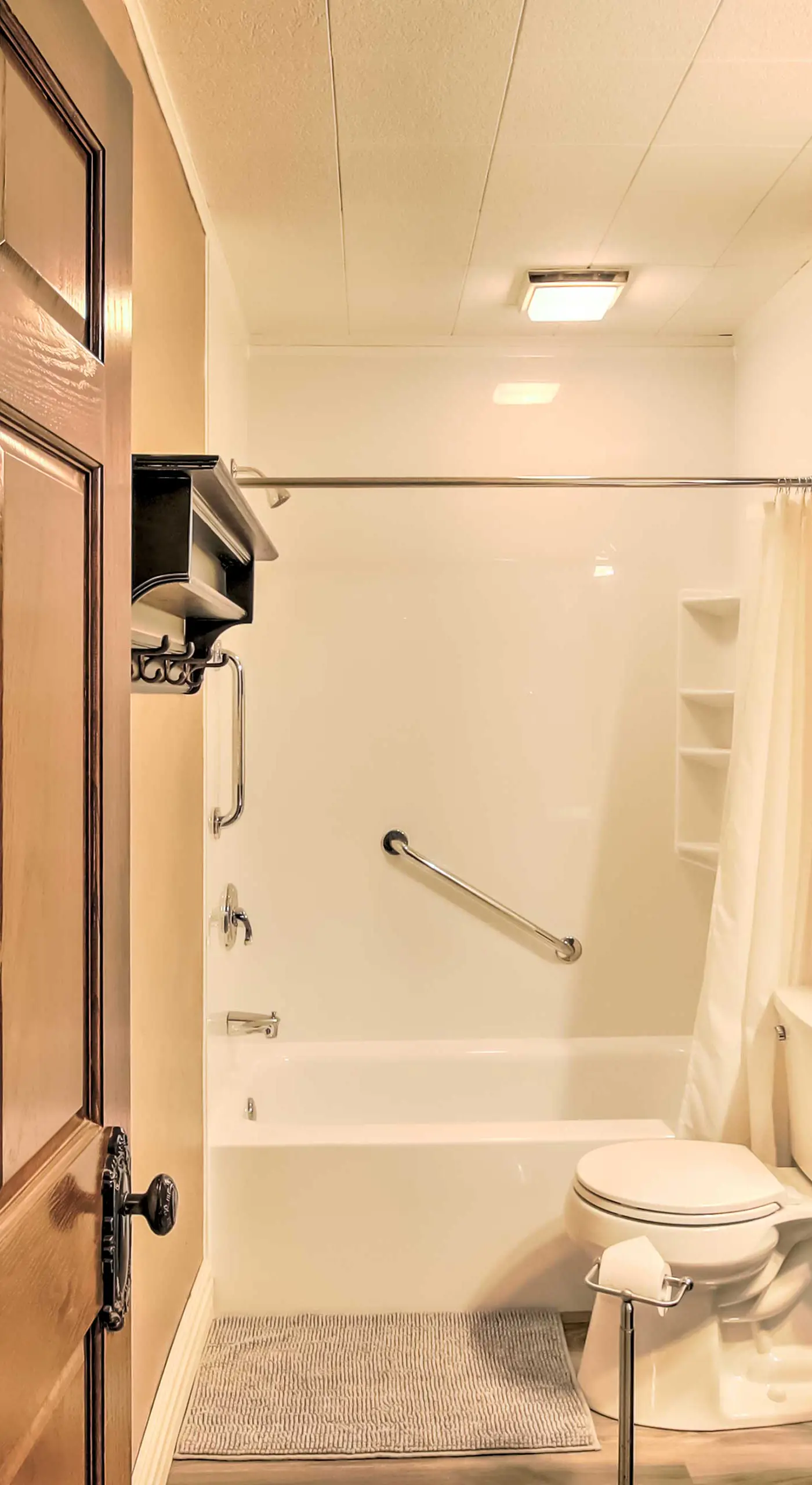 Dog-Friendly Home w/ Balcony & Yard in Surgeon Bay
