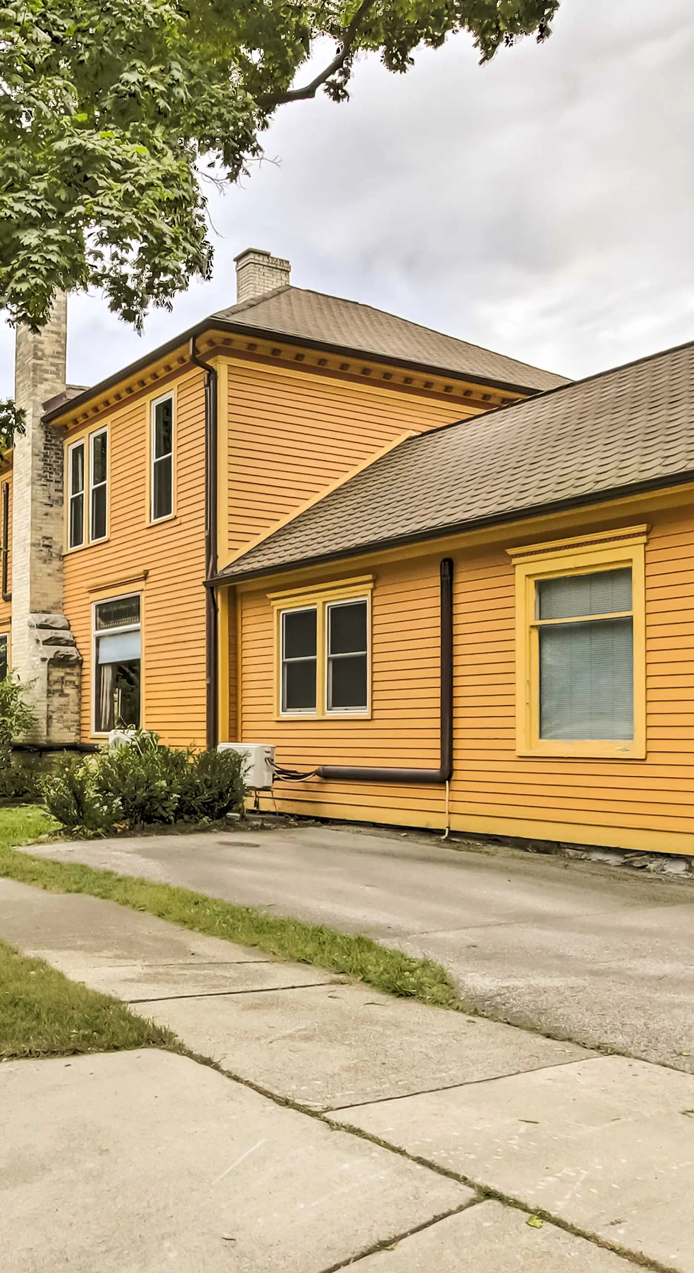 Dog-Friendly Home w/ Balcony & Yard in Surgeon Bay
