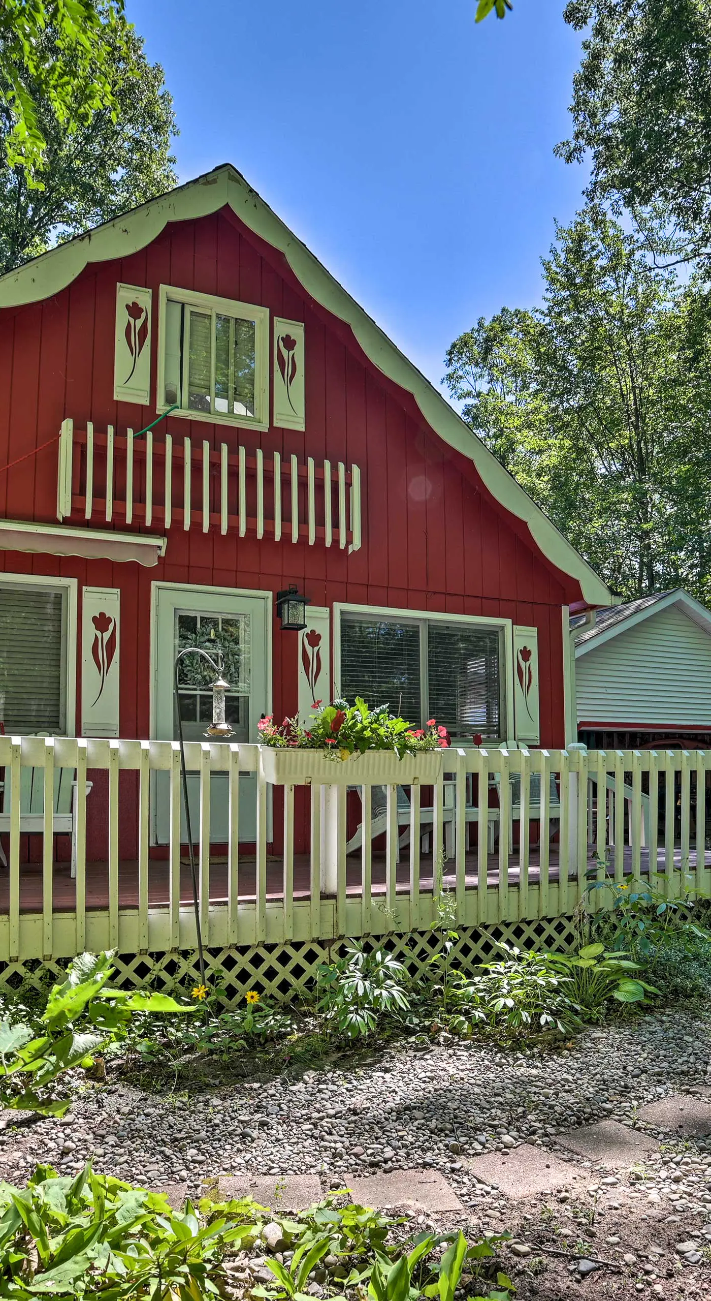 Lovely Roscommon Cabin < 3 Mi to Higgins Lake!