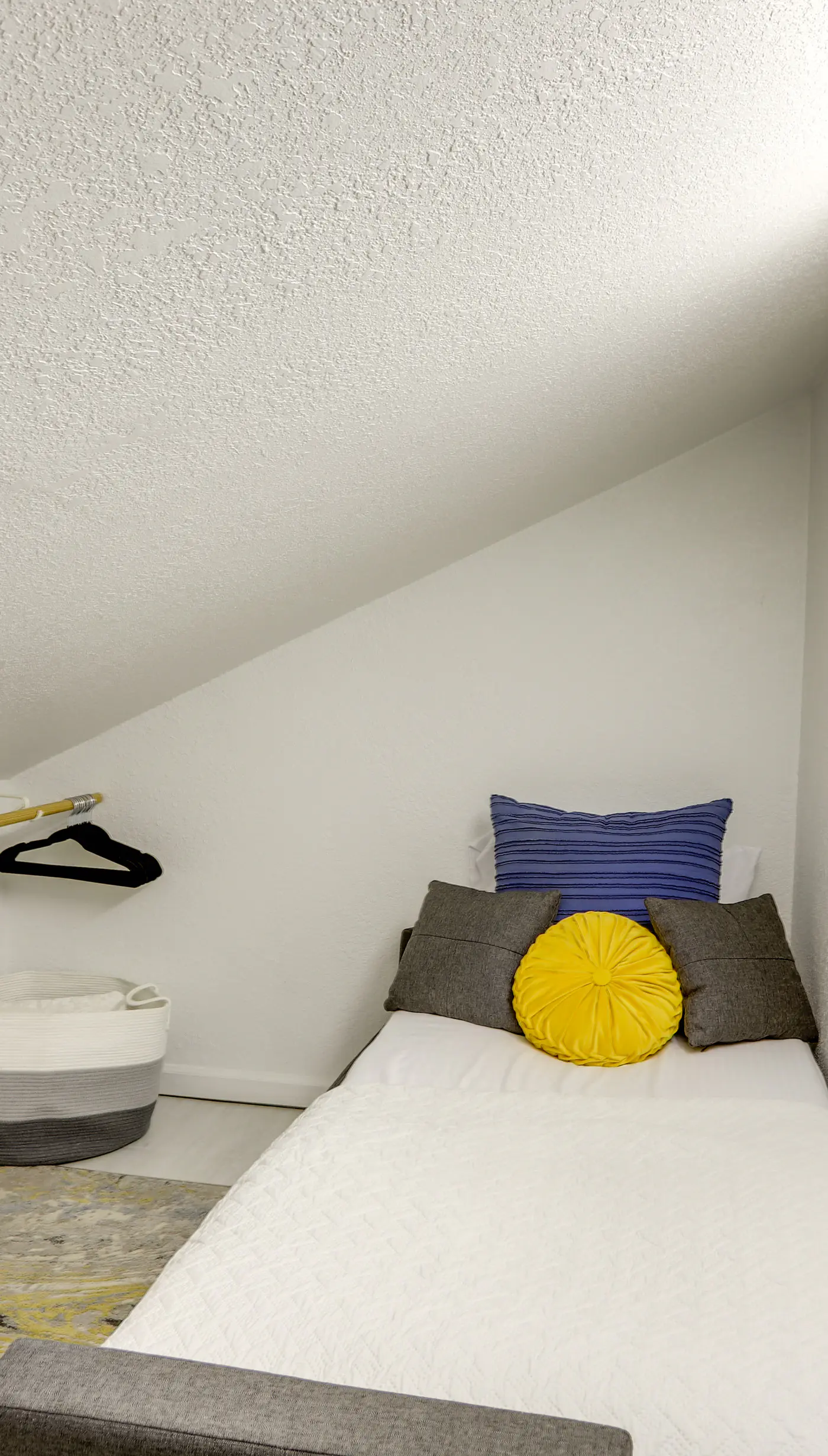 Charming Condo on Lake Erie w/ Community Pool