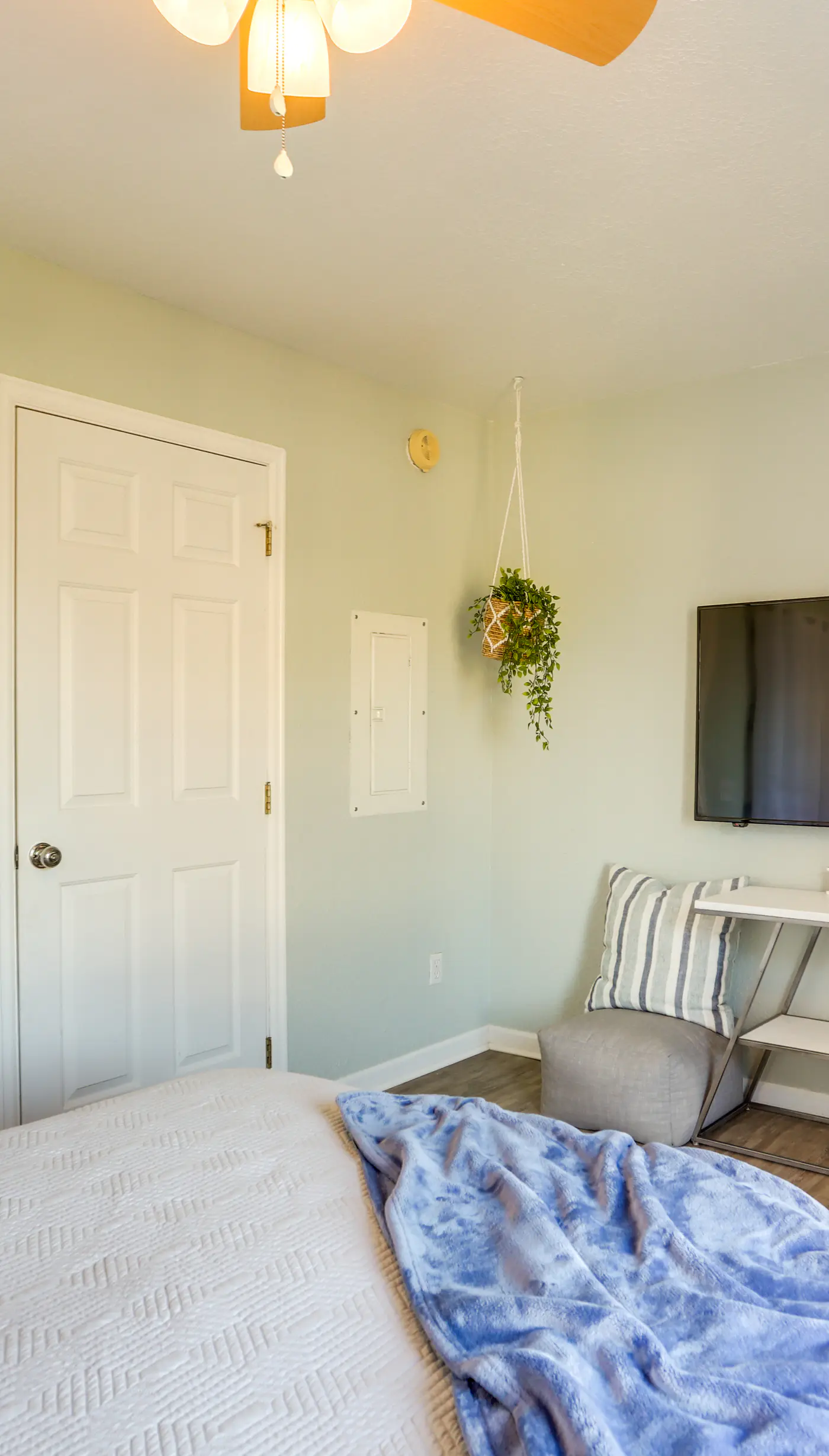 Charming Condo on Lake Erie w/ Community Pool