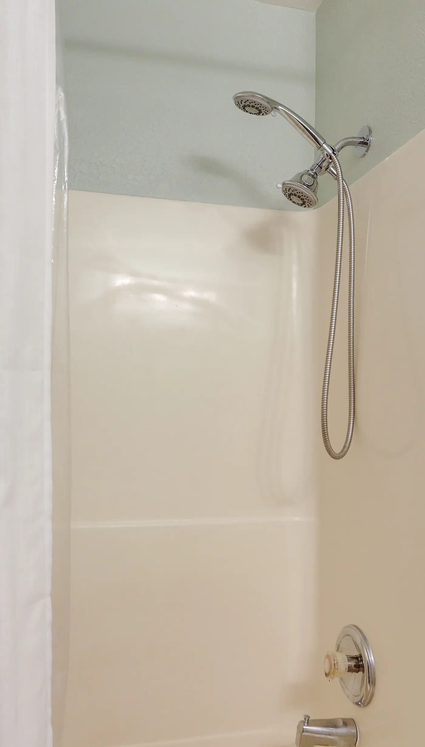 Charming Condo on Lake Erie w/ Community Pool