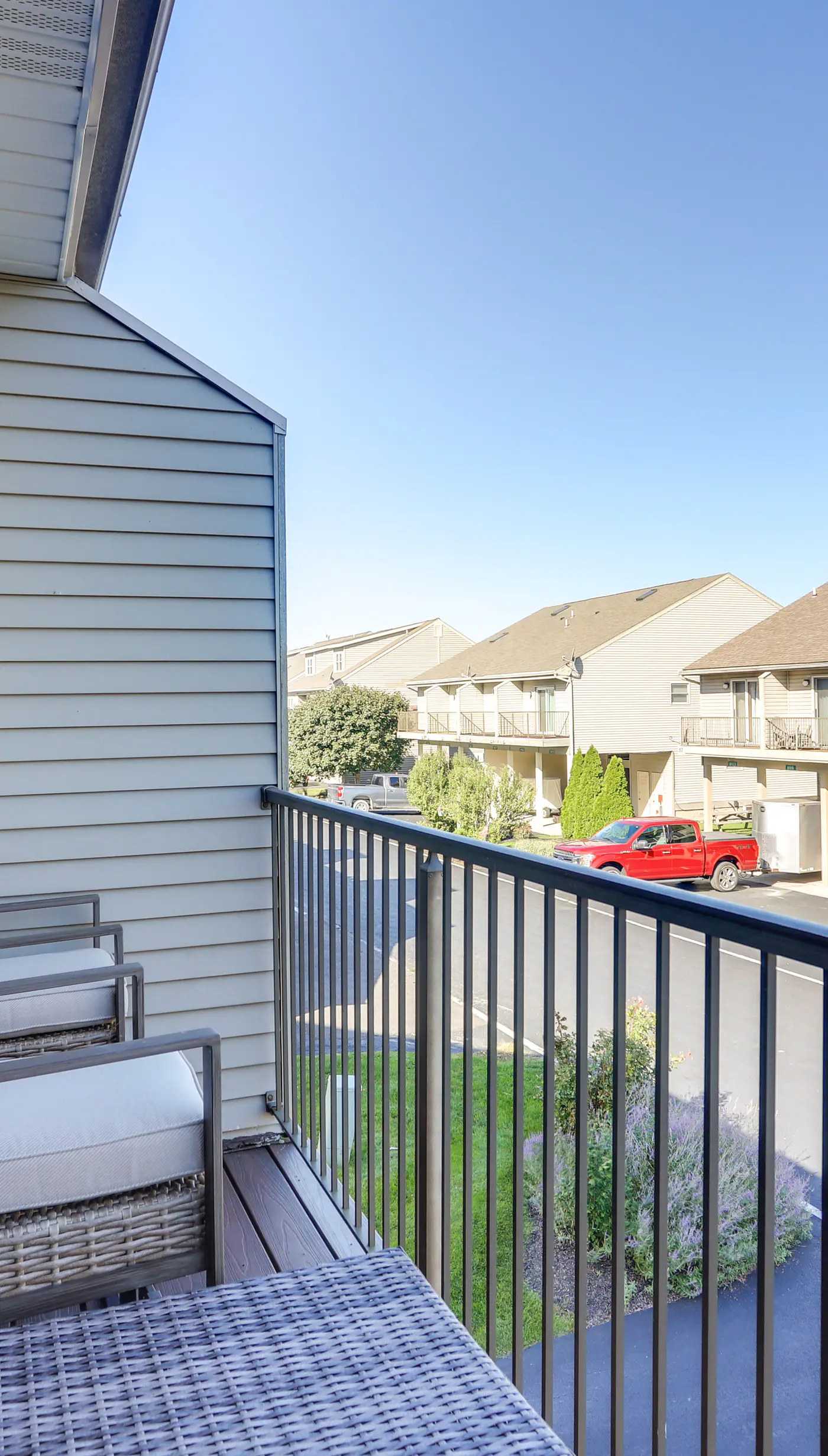 Charming Condo on Lake Erie w/ Community Pool