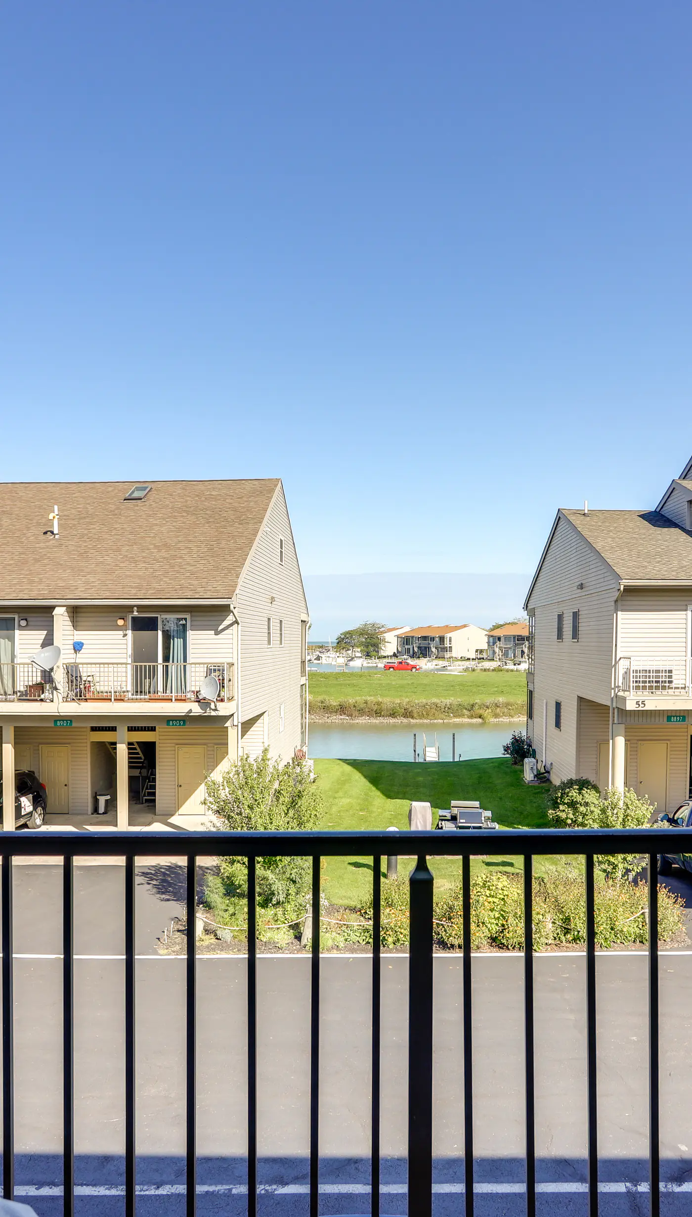 Charming Condo on Lake Erie w/ Community Pool