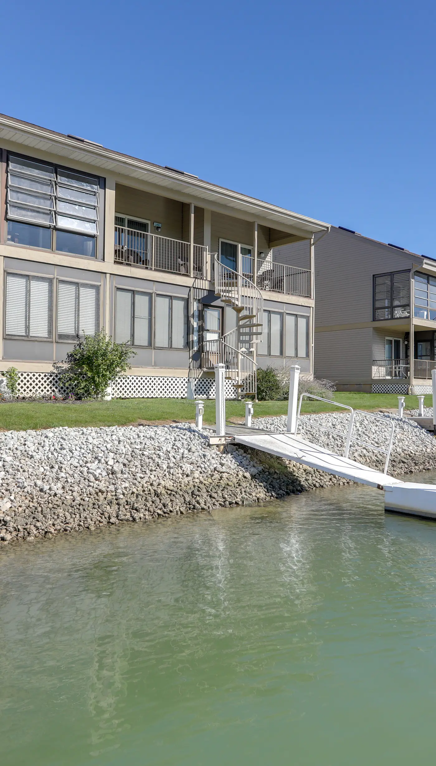 Charming Condo on Lake Erie w/ Community Pool